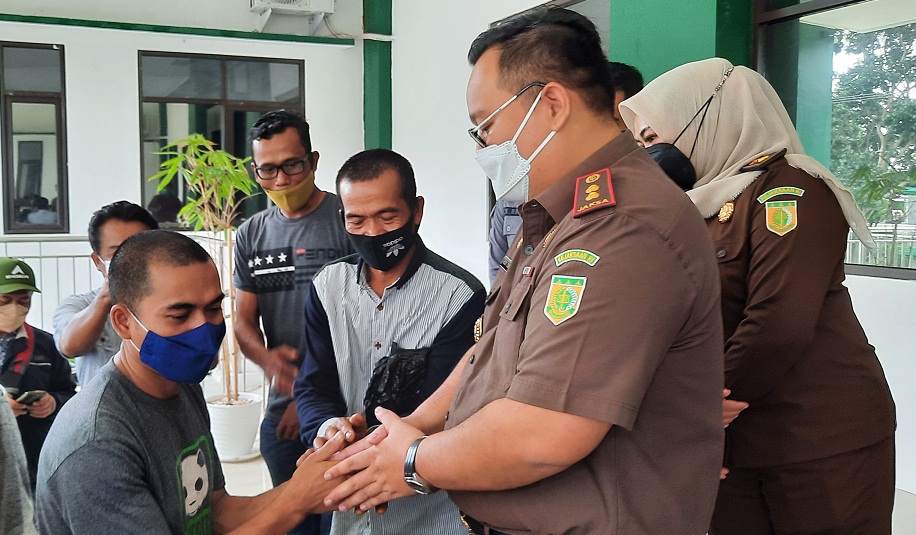 Kajari Cianjur Ricky Tommy Hasiholan (kanan), bersalaman dengan WI, tersangka penadah curanmor. 