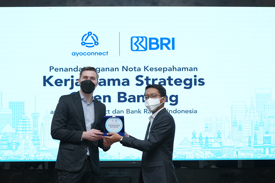 Jakob Rost, CEO dan Founder Ayoconnect (kiri) menyerahkan plakat pada Direktur Digital dan Teknologi Informasi BRI Arga M. Nugraha (kanan).