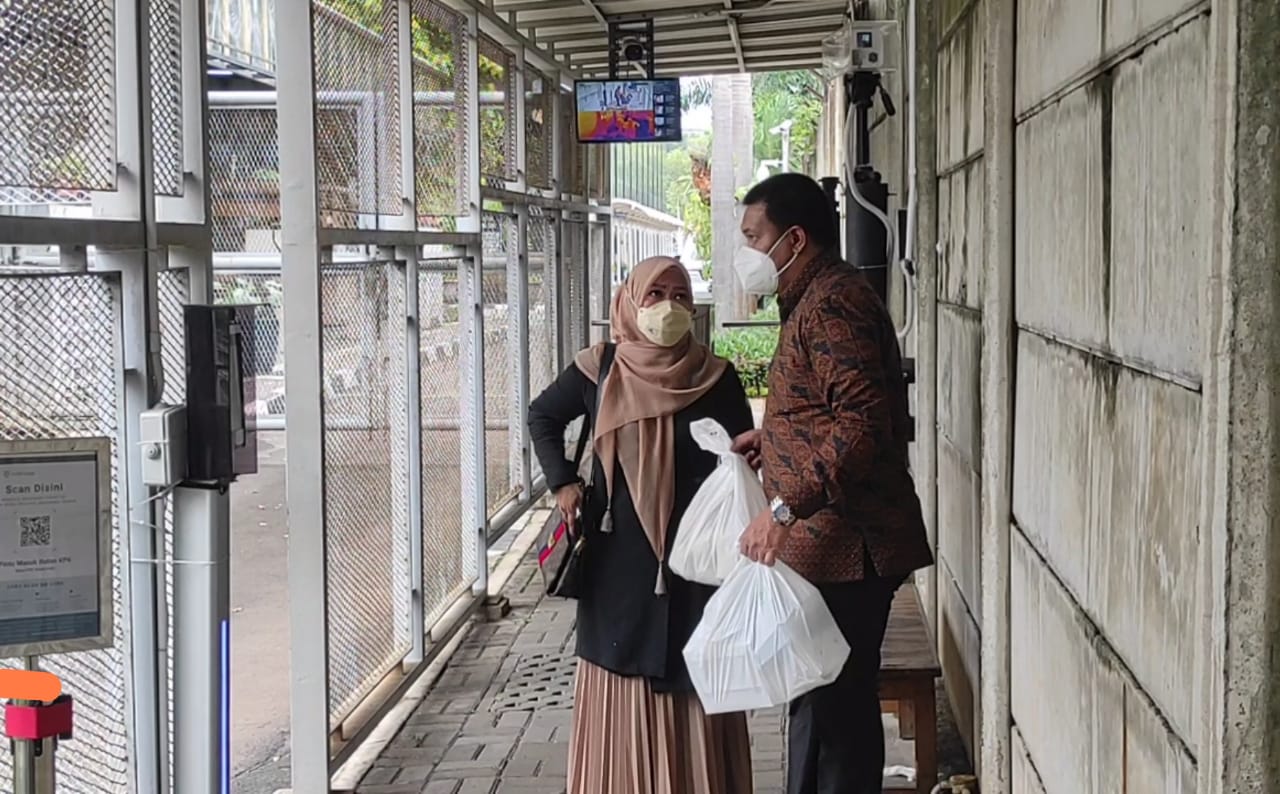 Kakak kandung Abdul Gafur, Yuli Mas’ud saat membesuk adiknya di tahanan KPK