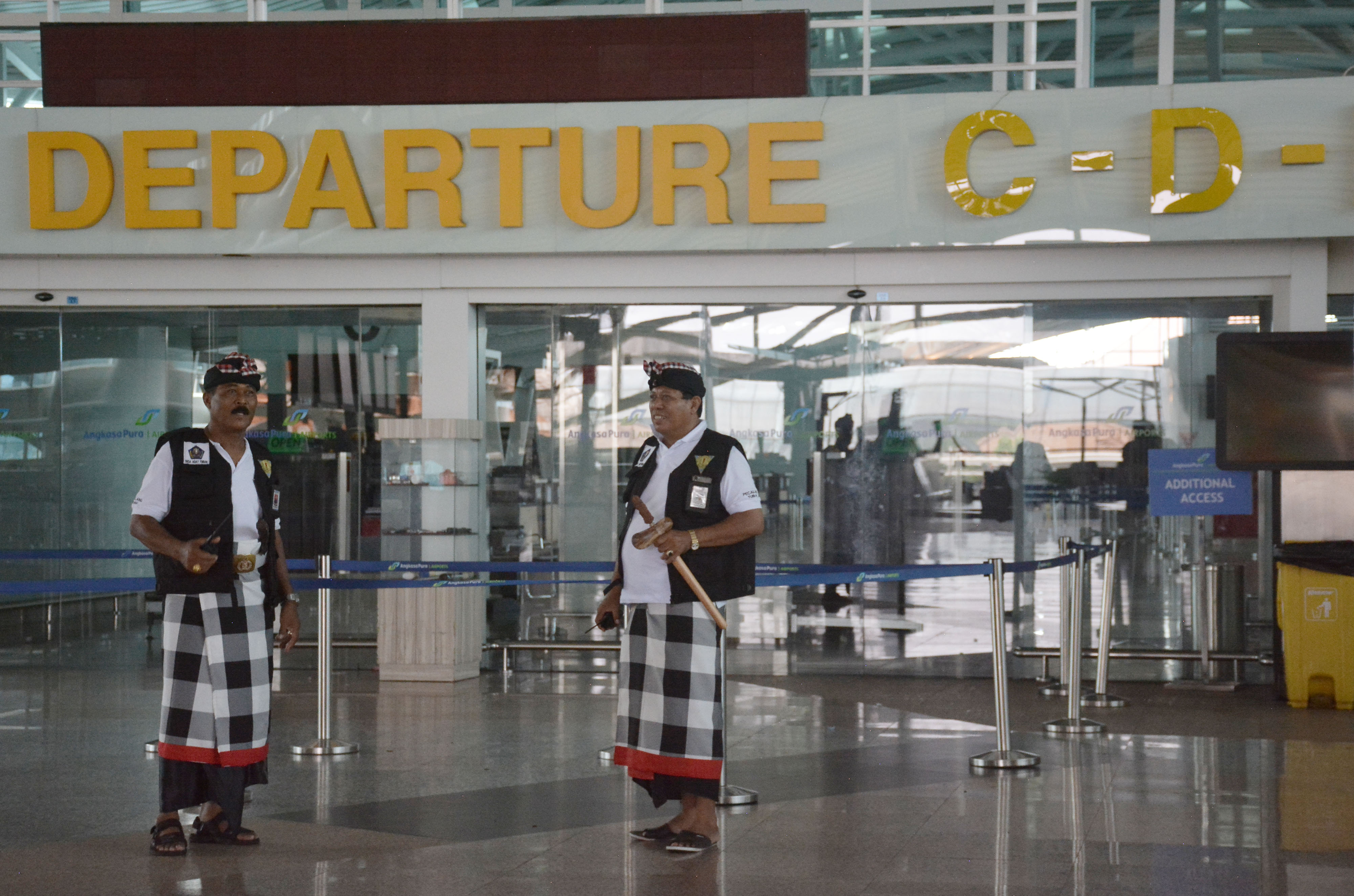 Pecalang atau petugas pengamanan adat Bali memantau situasi saat Hari Raya Nyepi Tahun Saka 1941