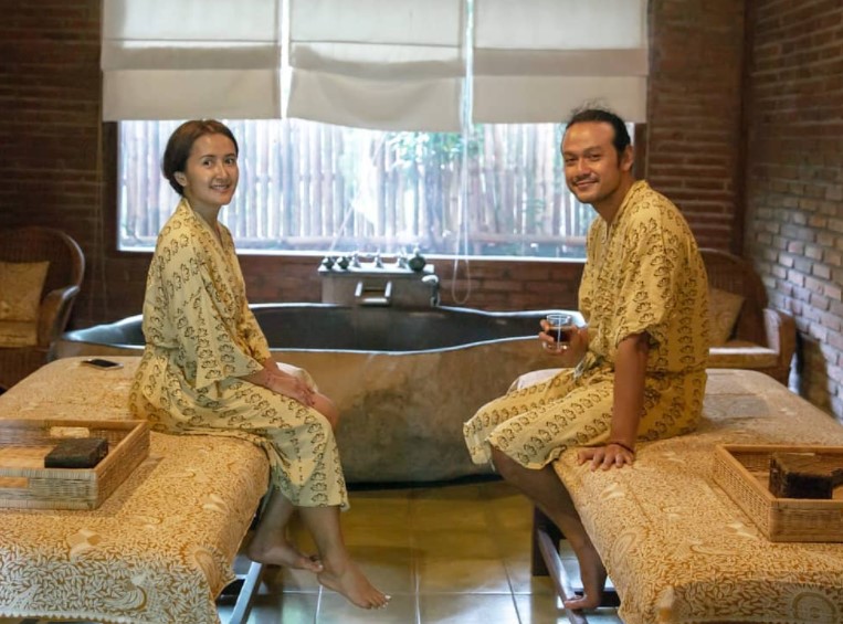 Aktor Dwi Sasono (kanan) dan istri Widi Mulia