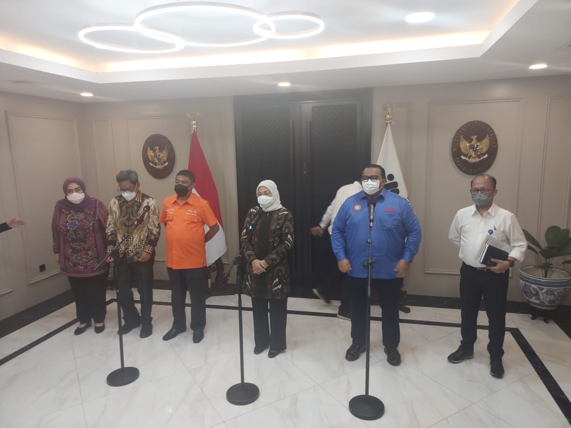 Menaker Ida Fauziyah (tengah) menggelar konferensi pers tentang aturan JHT di Kantor Kementerian Ketenagakerjaan, Jakarta, Rabu (16/3) 