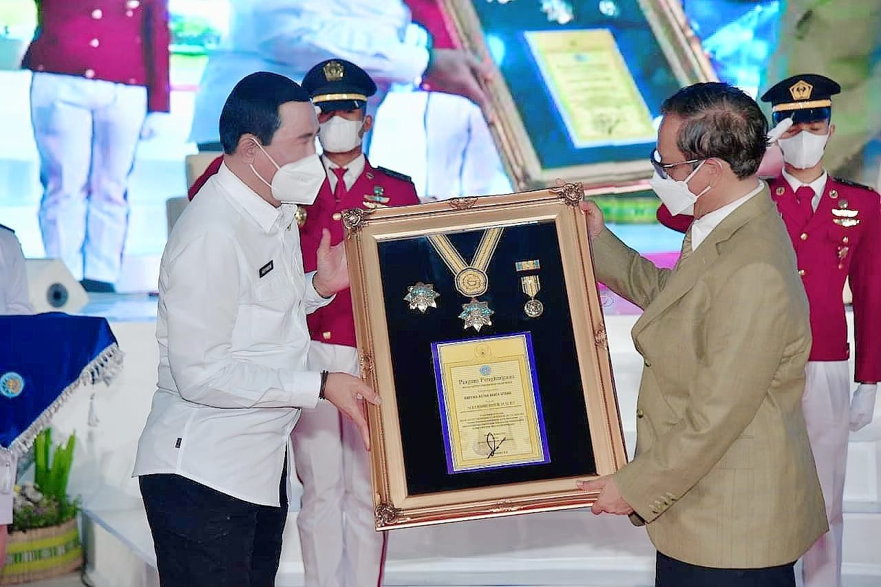 Menkopolhukam Mahfud MD menerima penghargaan Kartika Astra Brata Utama dari IPDN