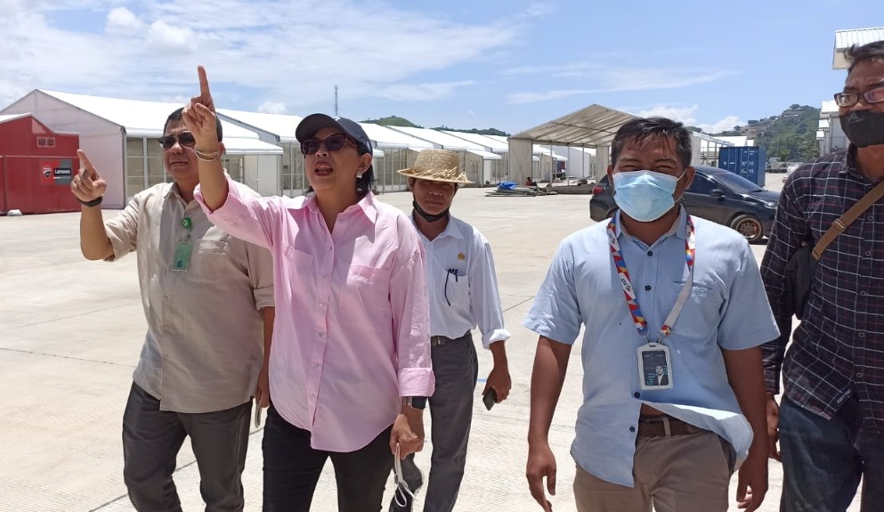 Dirjen PSLB3, KLHK, Rosa Vivien Ratnawati, meninjau persiapan pengelolaan sampah di Sirkuit Mandalika, Lombok Tengah, NTB, Rabu (9/3). 