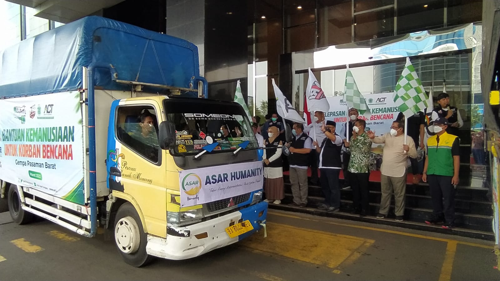 Pelepasan bantuan kemanusiaan ASAR Humanity dari Menara 165, Jl TB Simatupang, Jakarta Selatan pada Jumat (11/3).