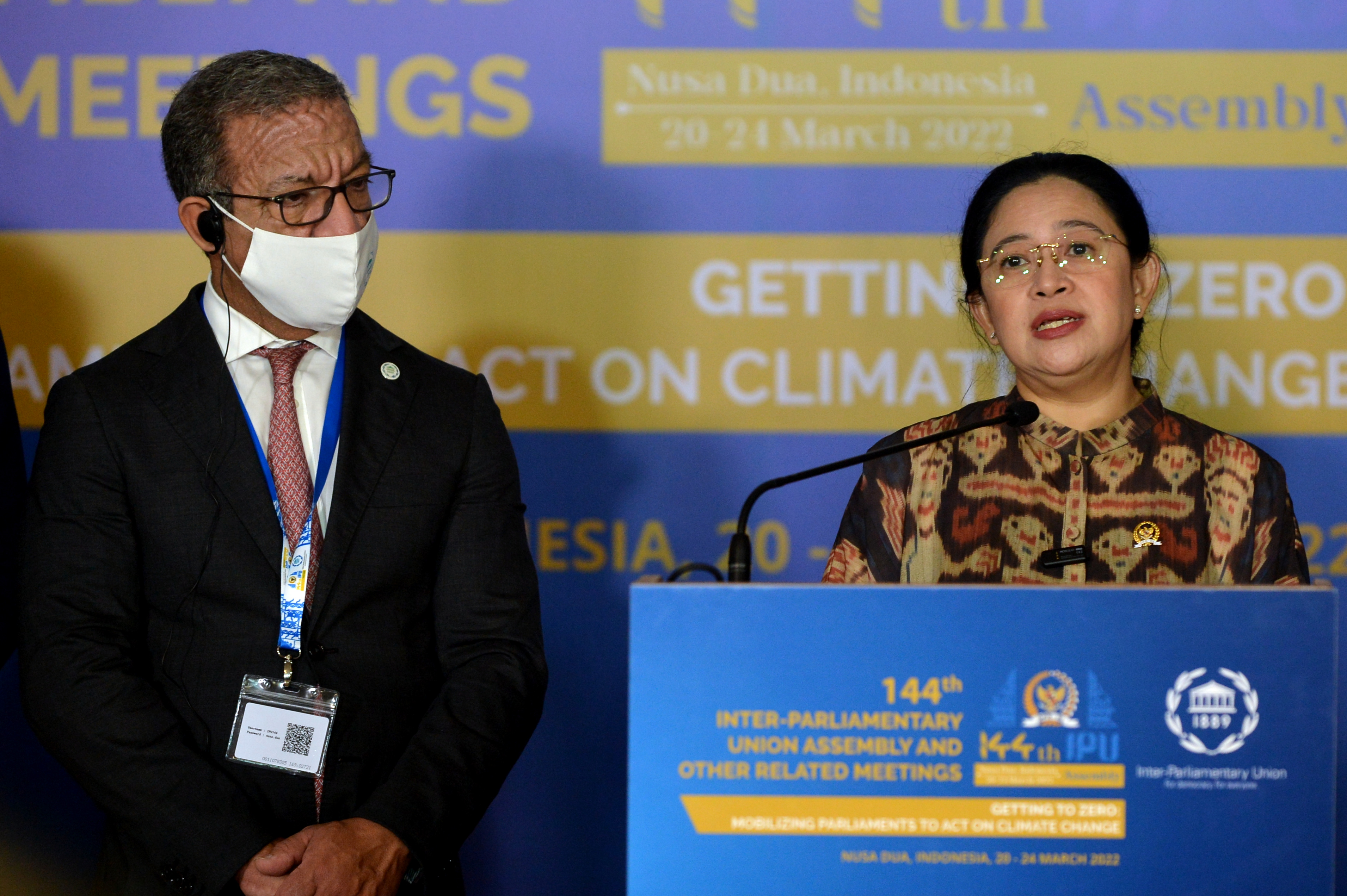 Ketua DPR RI Puan Maharani (kanan). 