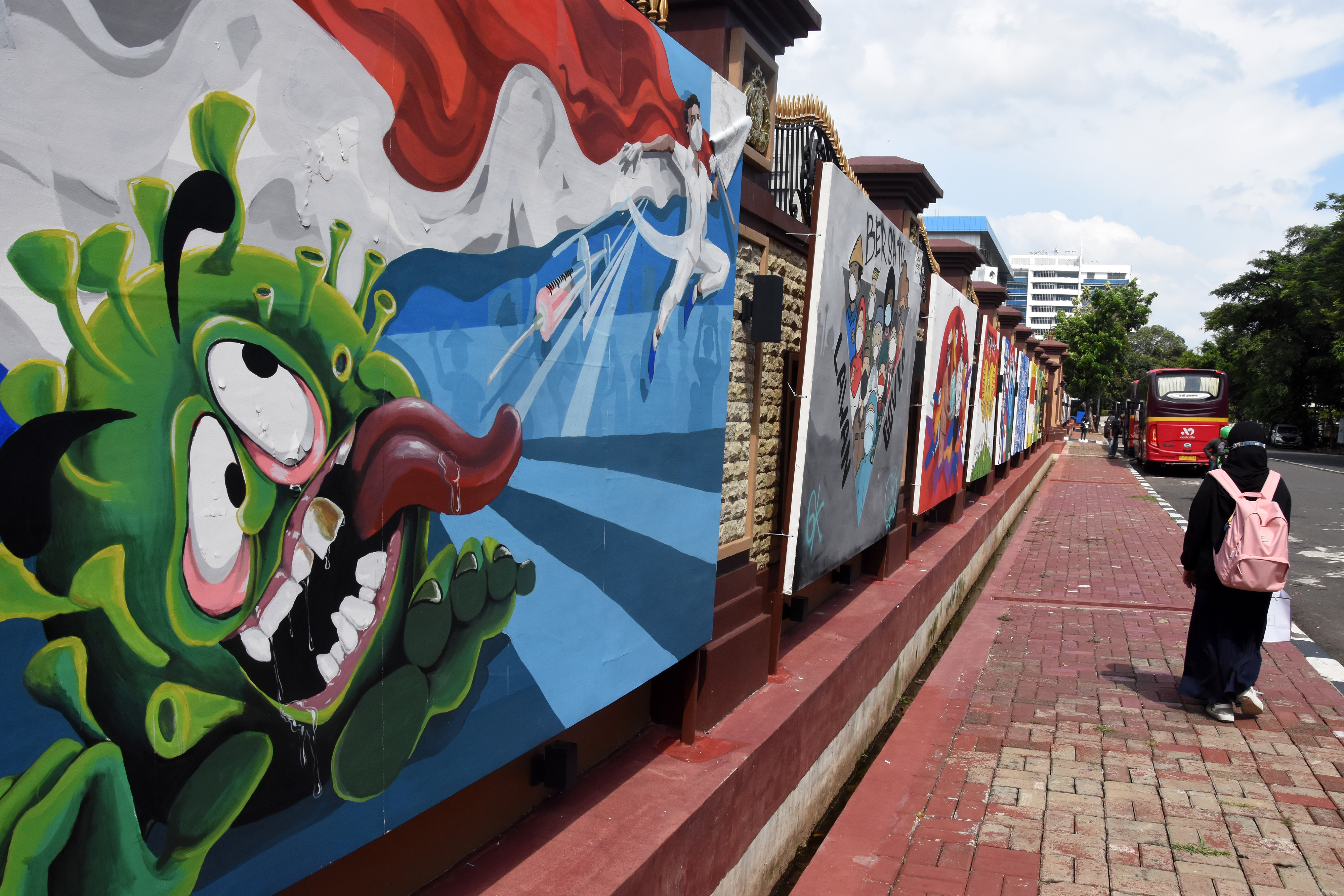 Mural peringatan bahaya Covid-19 di Jakarta