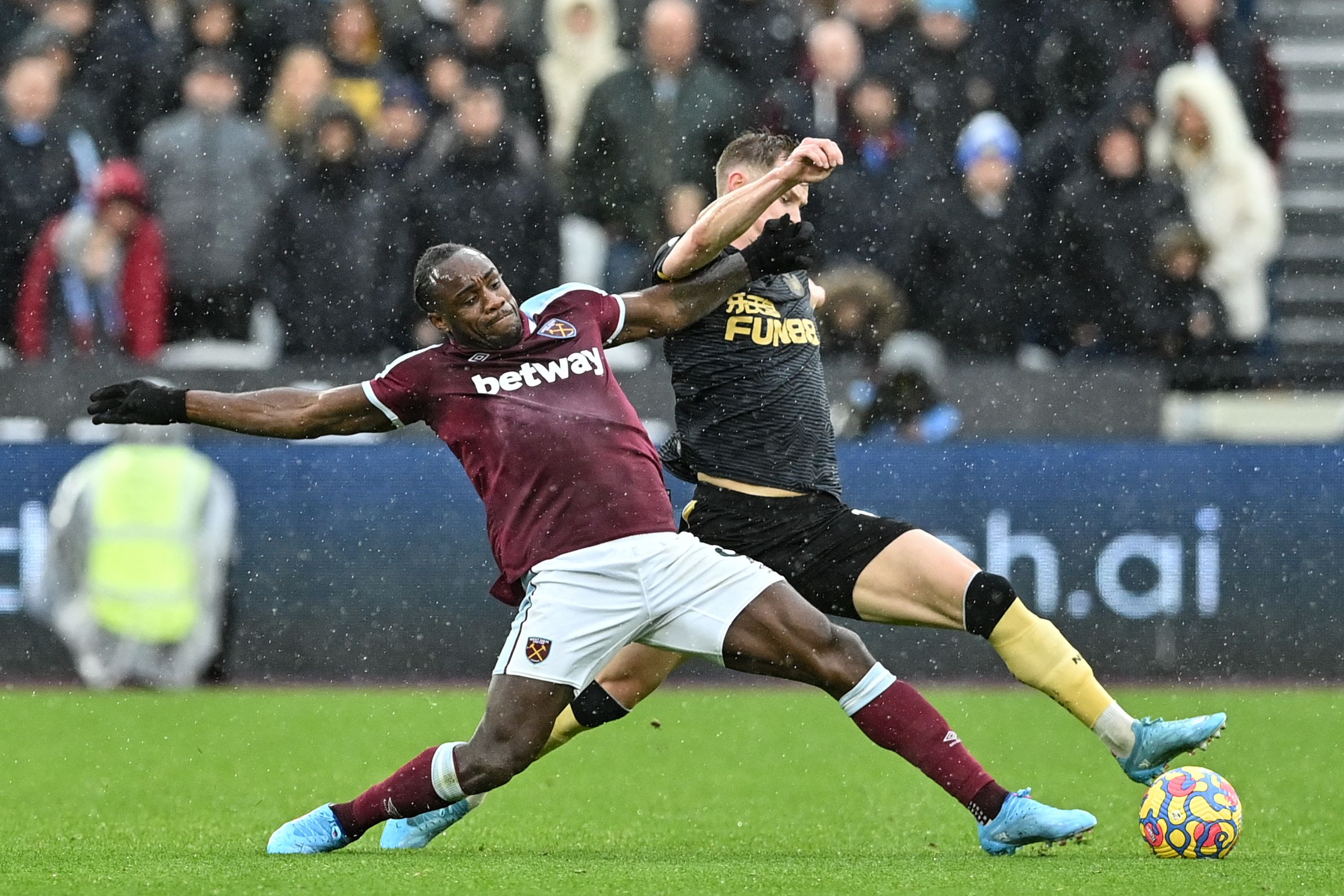 Aksi gelandang West Ham Michail Antonio (kiri) berebut bola dengan bek Newcastle United Fabian Schar pada laga Liga Premier. 