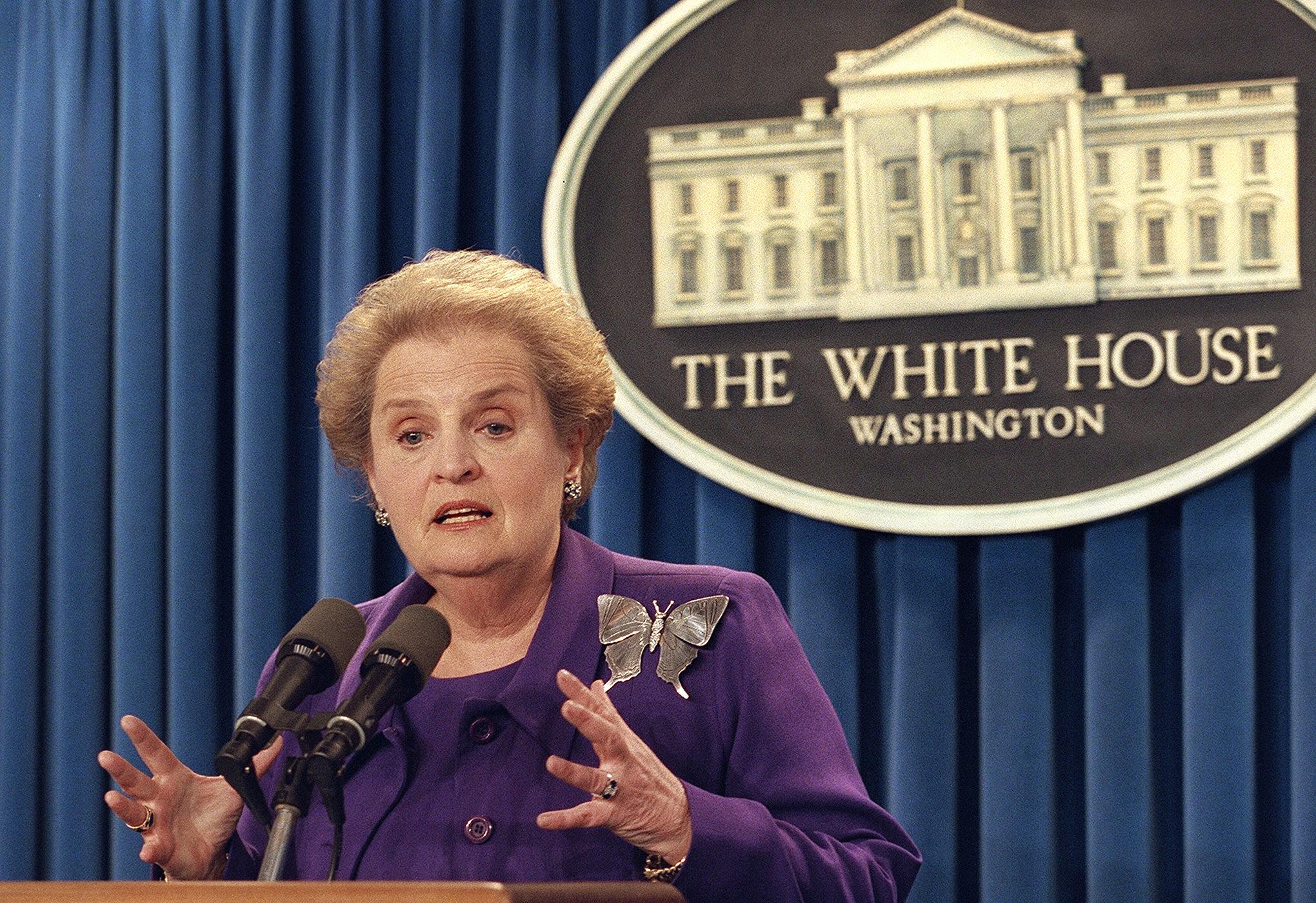 Menteri Luar Negeri AS Madeleine Albright saat berbicara dalam konferensi pers di Gedung Putih, 28 September 1998.