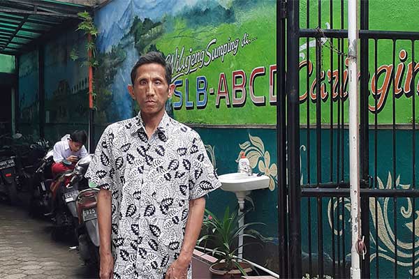 Atang, 52 seorang disabilitas netra dengan semangat mengajar kepada murid-murid disabilitas Sekolah Luar Biasa (SLB) 