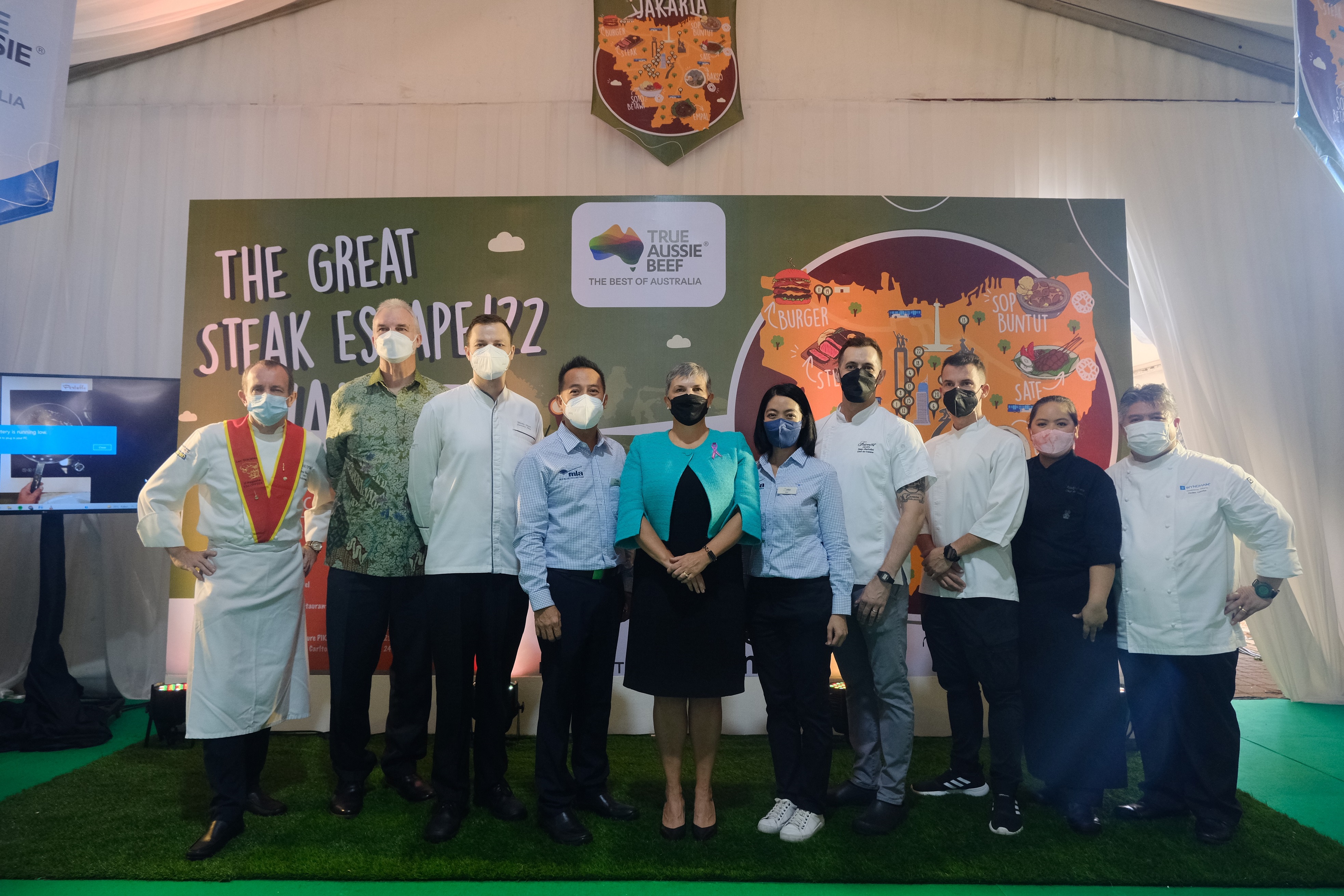 Dubes Australia untuk Indonesia Penny Williams (tengah) bersama para chef saat pembukaan The Great Steak Escape, Selasa (8/3/2022).