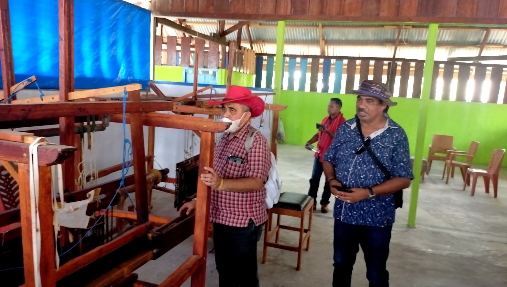 Kepala Dinas Pariwisata dan Ekonomi Kreatif Provinsi Maluku Max Pattinama melihat Alat Tenun BUkan Mesin (ATBM)