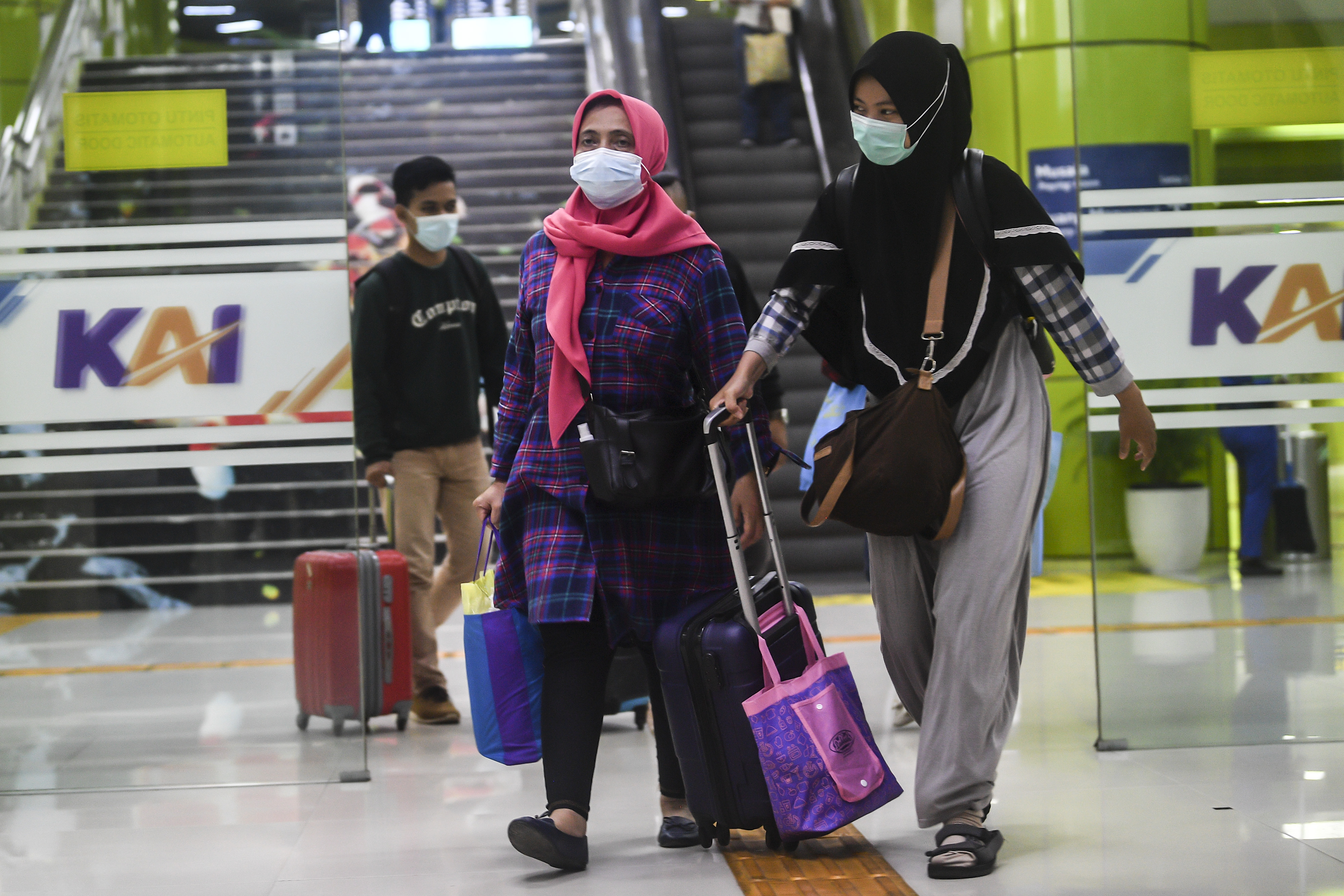 Penumpang kereta Argo Lawu berjalan saat tiba di Stasiun Gambir, Jakarta.