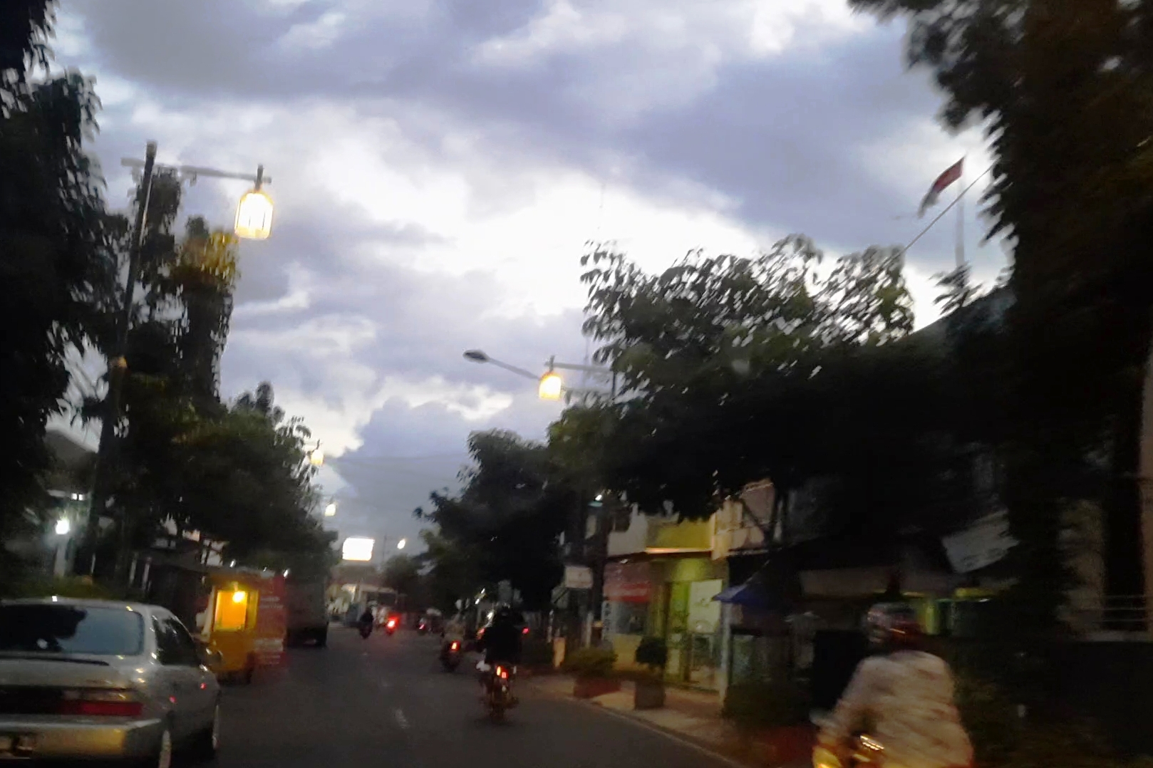 Ruas Jalan Aria Cikondang Kecamatan/Kabupaten Cianjur, Jawa Barat, yang dihiasi dengan lampu penerangan jalan