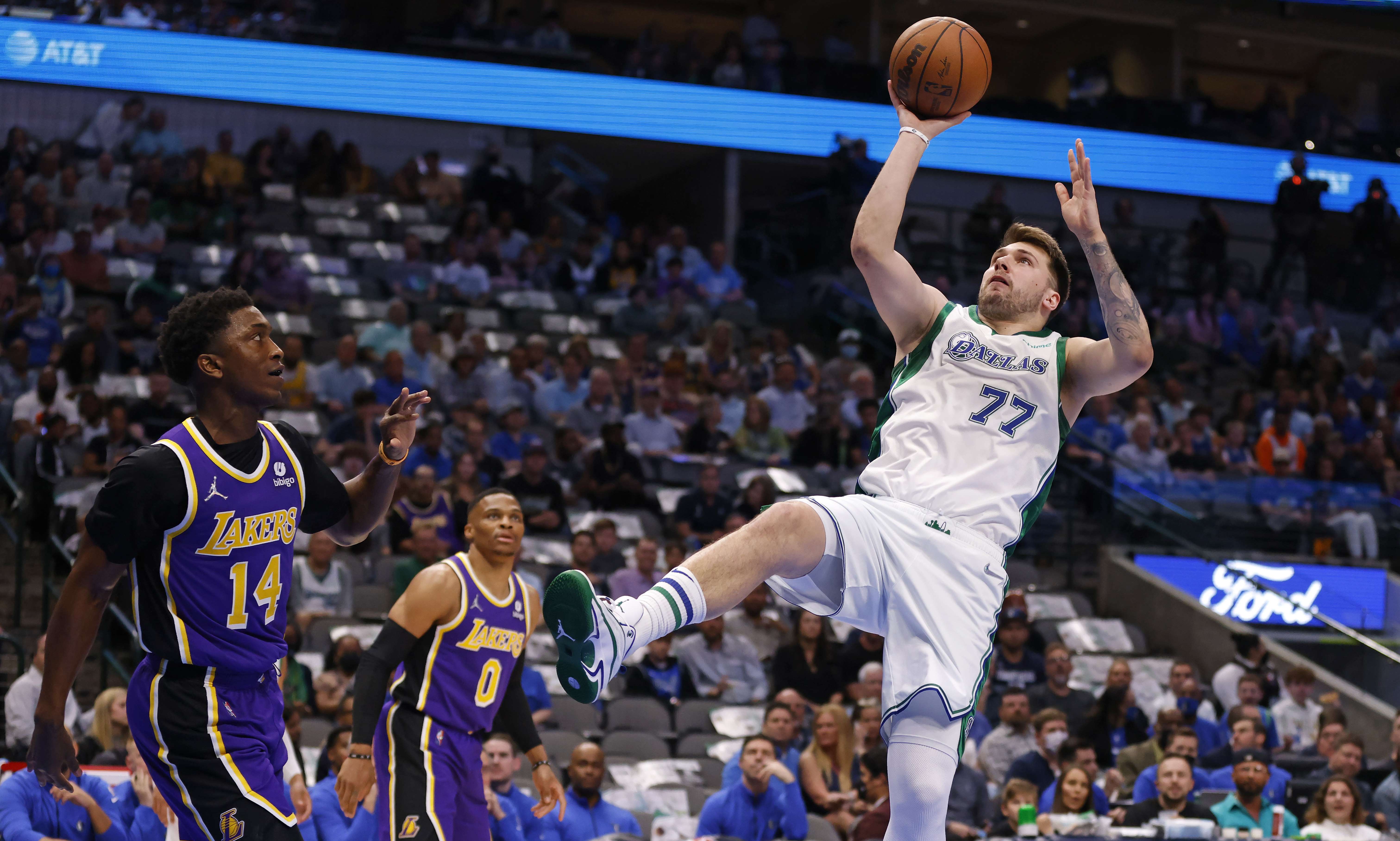 Pemain Dallas Mavericks, Luka Doncic, siap lakukan tembakan, sementra Stanley Johnson dan Russell Westbrook dar LA Laker mengawasi. 