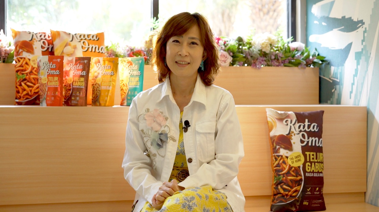 Furiyanti dan produk camilannya 'Telur Gabus Kata Oma.' 