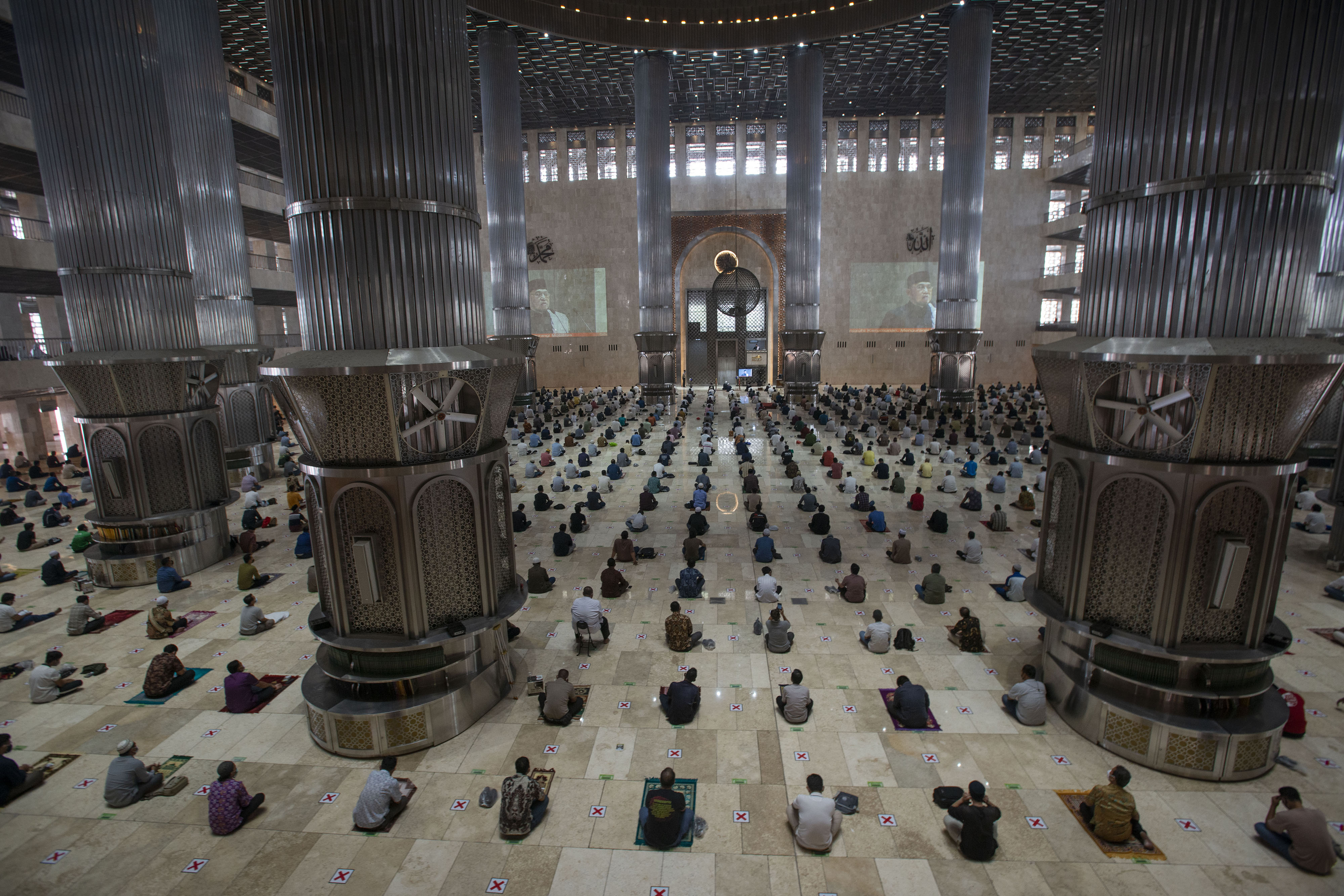 Suasana umat Islam menunaikan shalat Jumat di Masjid Istiqlal, Jakarta.