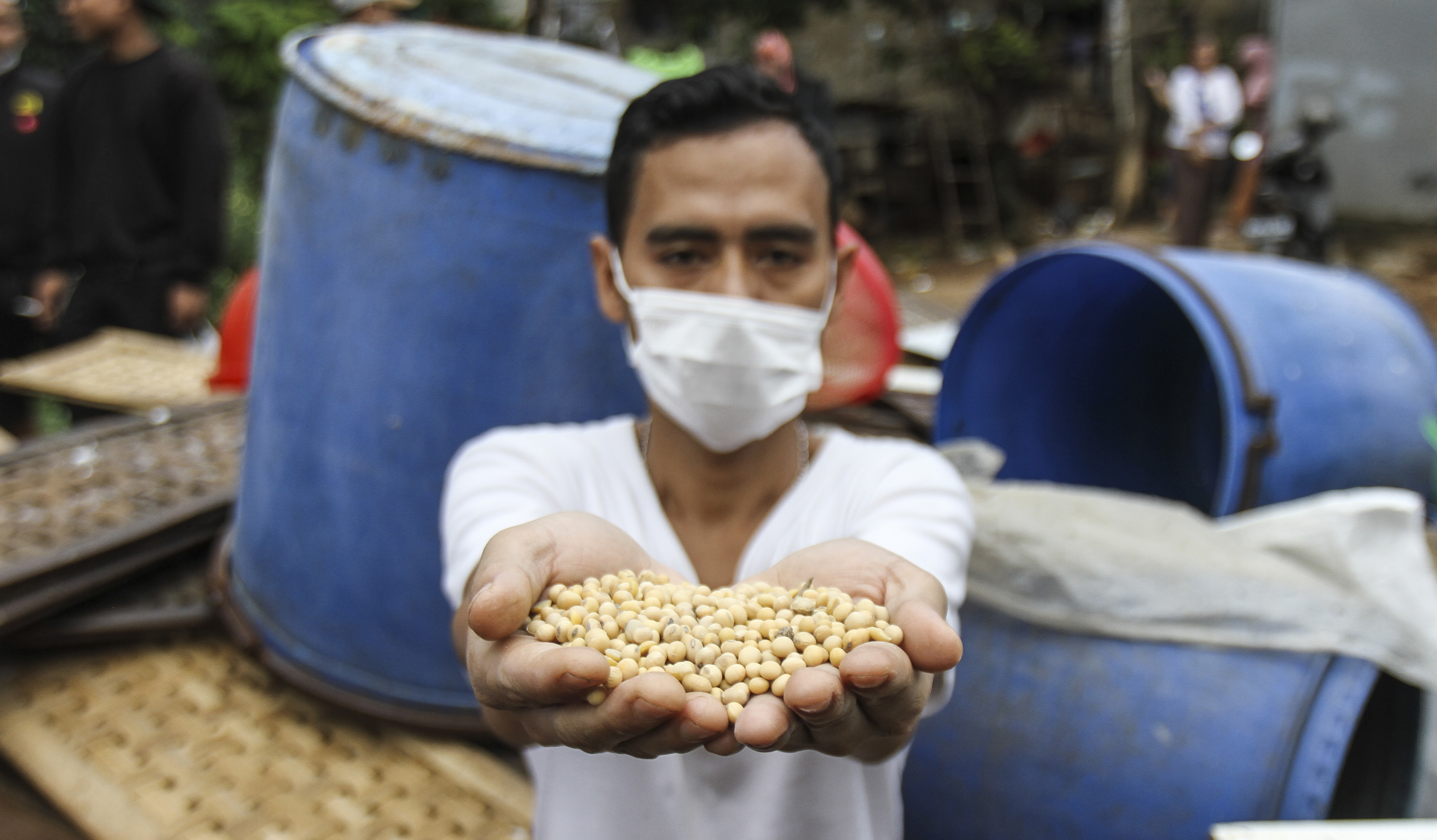 Perajin tempe menunjukkan kacang kedelai di kawasan Sentra Produksi Tempe, Cimanggis, Depok, Jawa Barat.