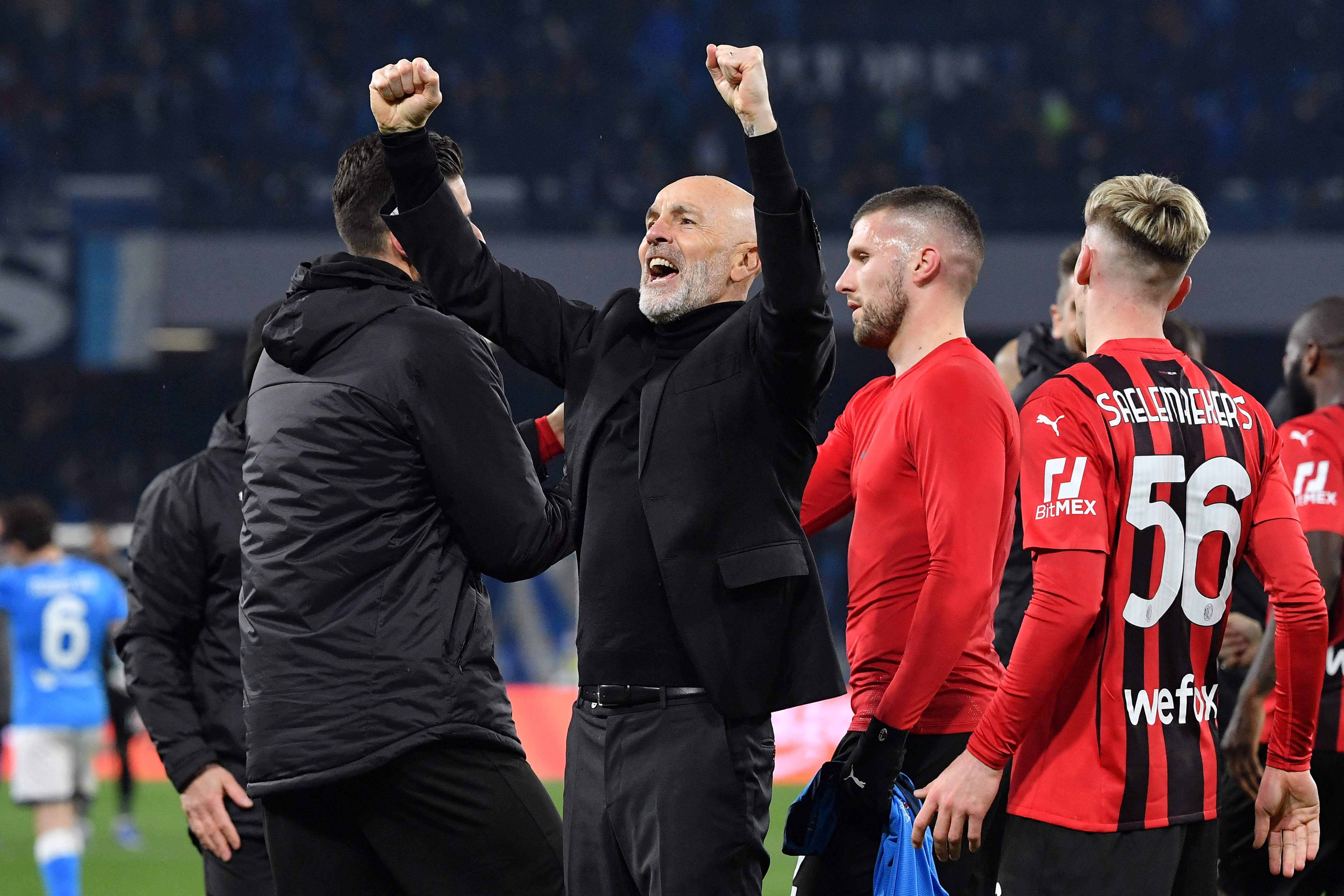 Pelatih Stefano Pioli melakukan selebrasi usai AC Milan menang atas Napoli di laga Serie A.