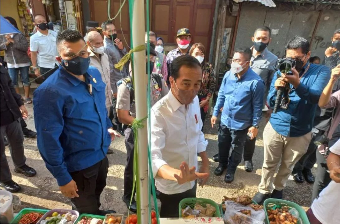Presiden Joko Widodo saat blusukan ke pasar tradisional di Kupang, NTT