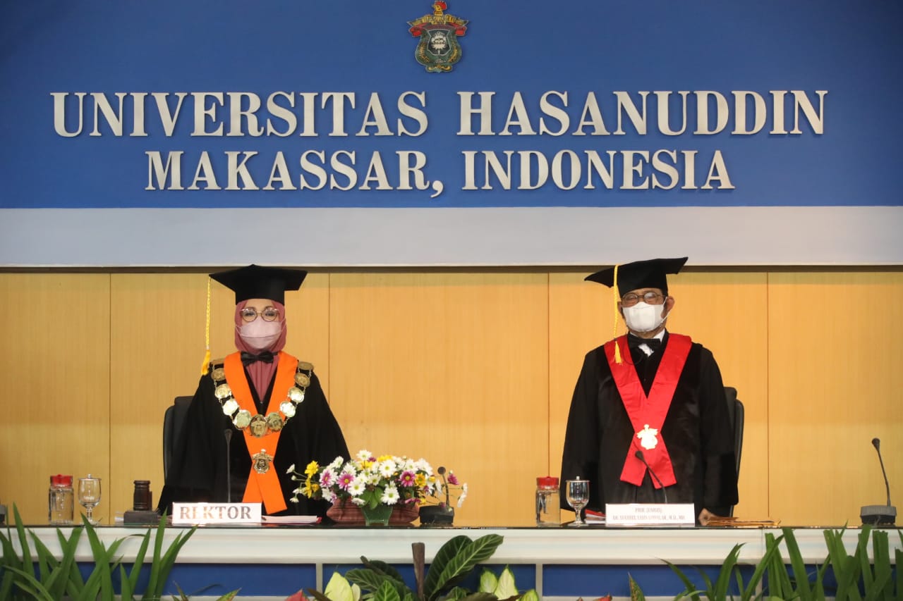 Mentan Syahrul Yasin Limpo (kanan) mendapatkan gelar Profesor Kehormatan dari Fakultas Hukum, Universitas, Hasanuddin, Makassar, Sulsel.