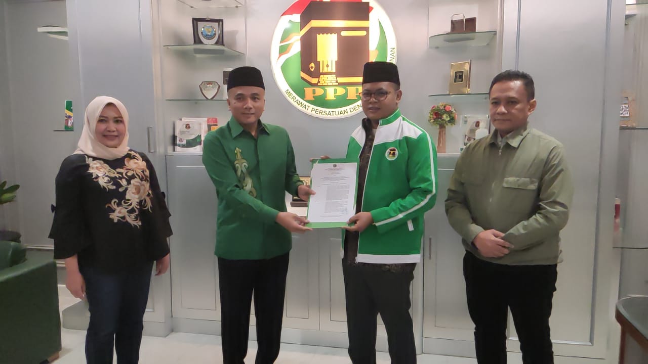 Sekjen PPP Arwani Thomafi menyerahkan Surat Keputusan sebagai mandat partai kepada Dian Prasetio
