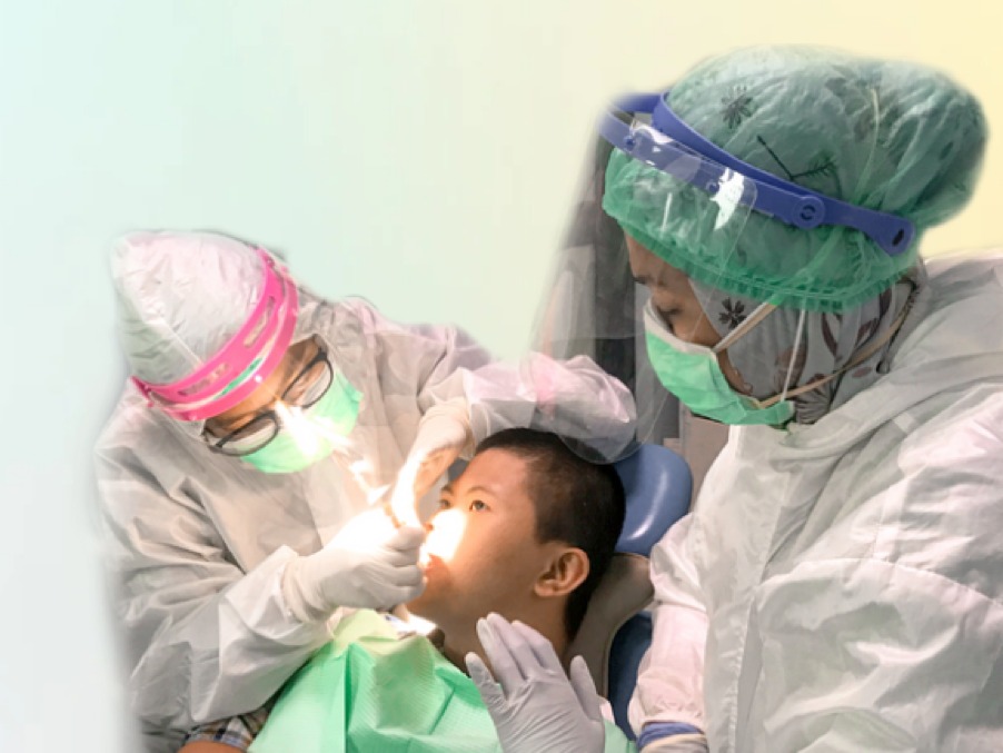 Seorang anak berkebutuhan khusus sedang diperiksa dokter gigi di Special Needs Dental Care Center, RSGM Yarsi.