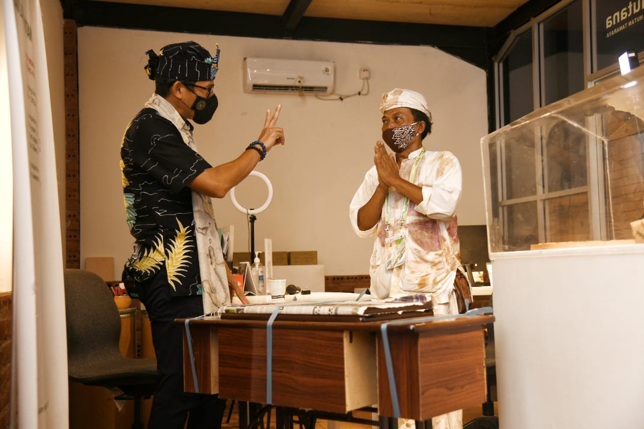 Menparekraf Sandiaga Uno saat mengunjungi dan memberikan mesin jahit baru kepada Darto, pelaku UMKM di Majalengka, Selasa (8/3)