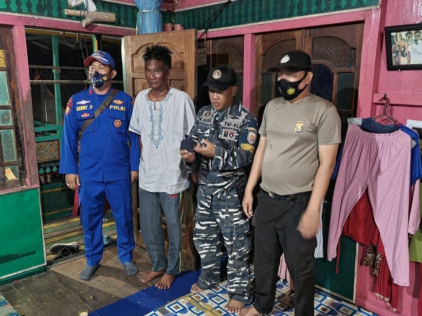 Alloy (baju putih) dijemput TIM SAR Gabungan dari rumah Nawawi, nelayan asal Kampung Salak, Sunsang II, Kecamatan Banyuasin II, Senin pagi.