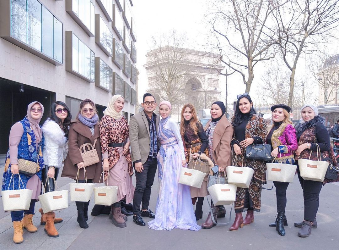 Perkenalkan Batik di Paris Fashion Week 2022