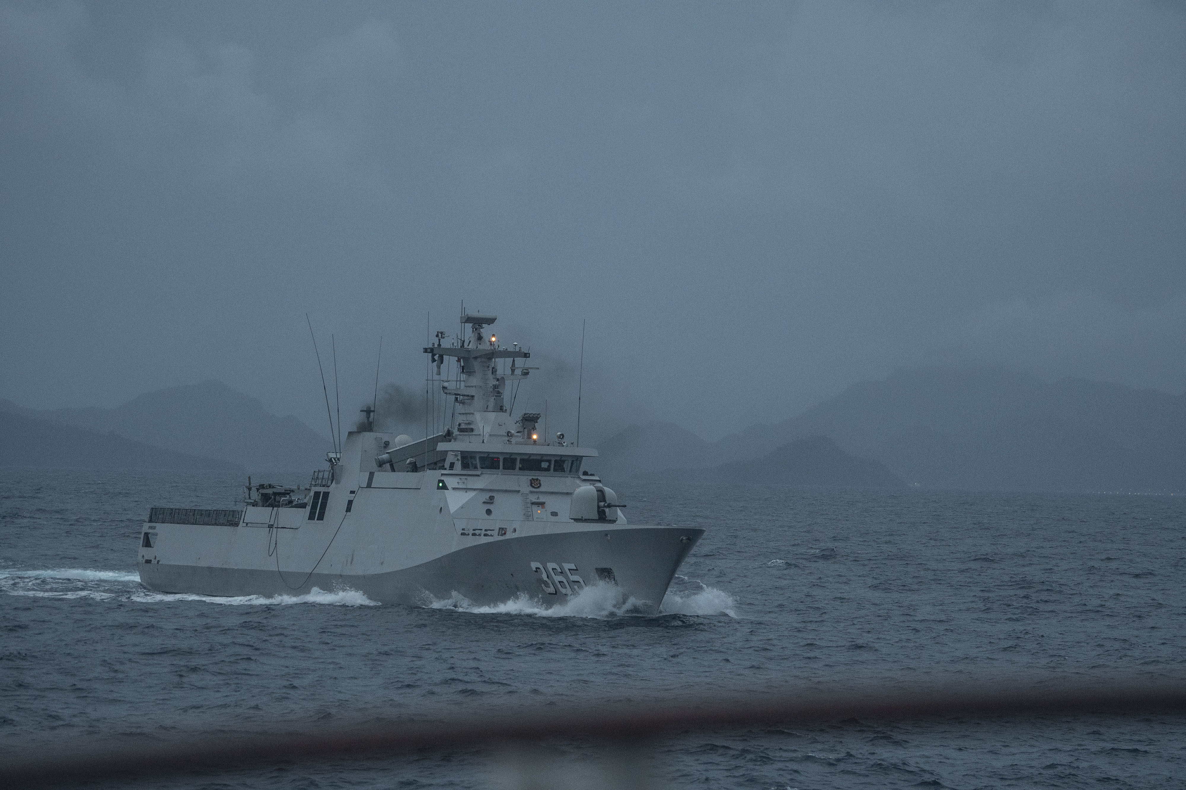 KRI Diponegoro-365 berlayar di Perairan Natuna Utara, Kepulauan Riau, Jumat (1/10/2021). 