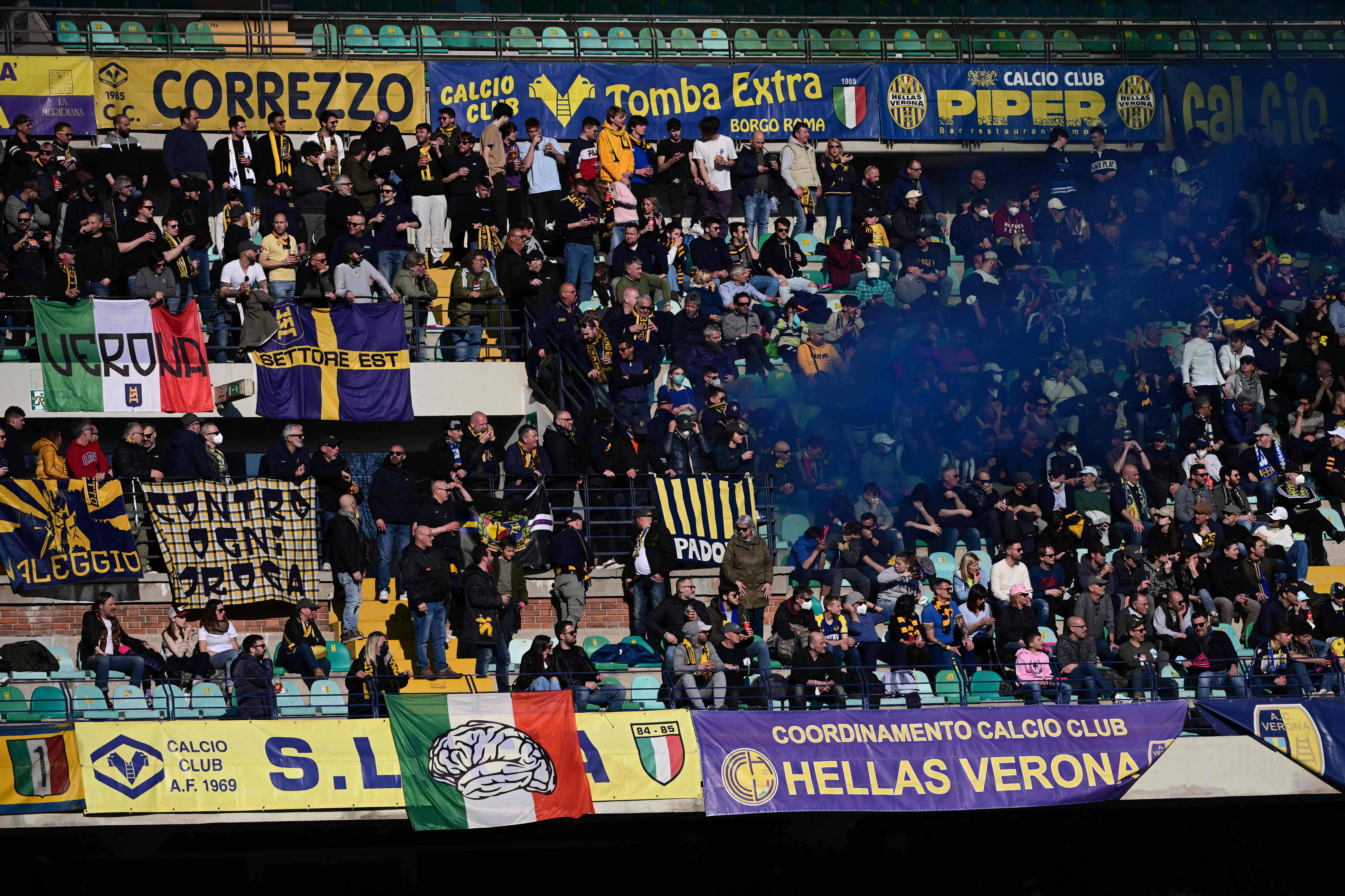Pendukung klub Serie A Hellas Verona.
