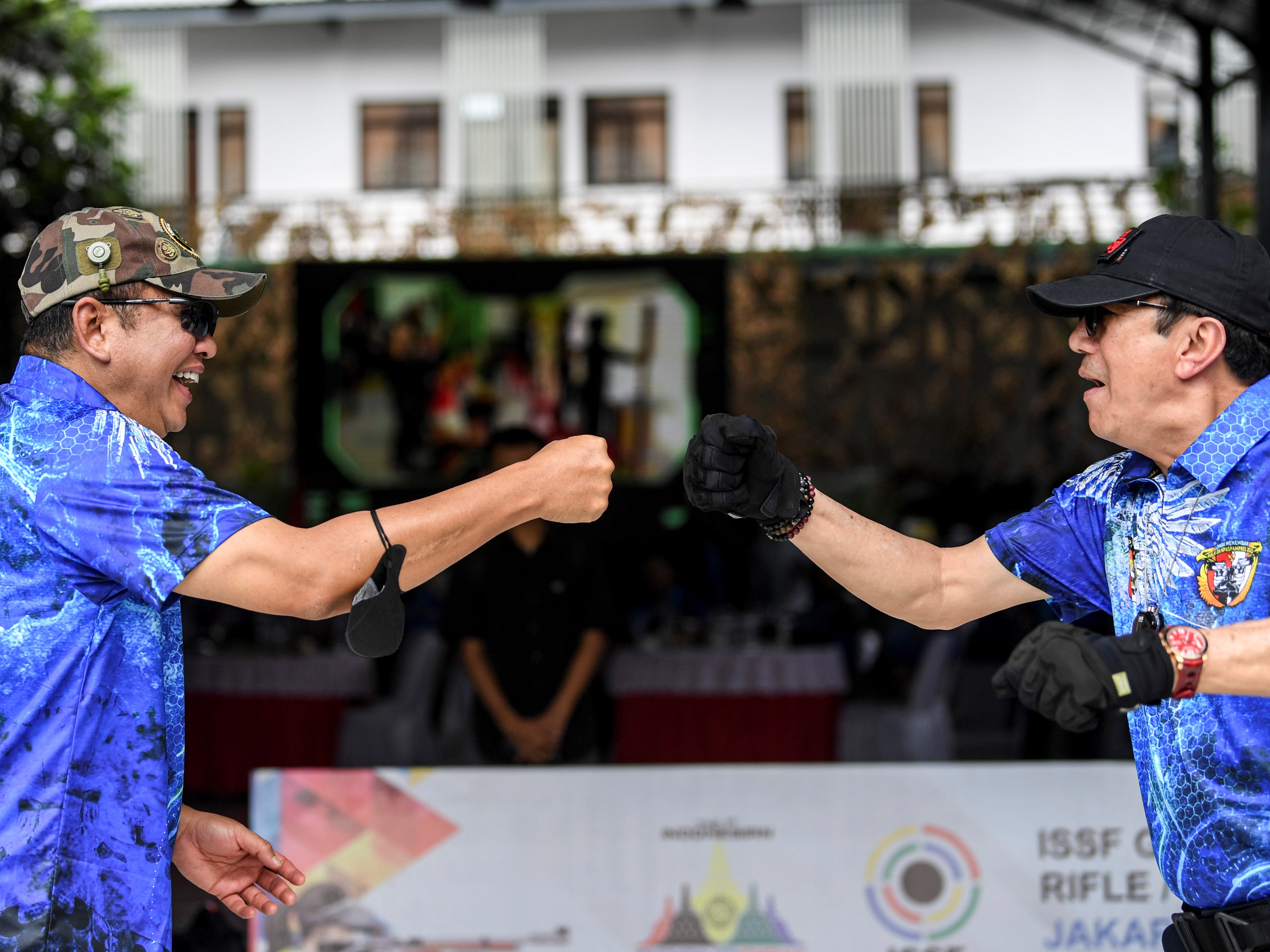 Ketua MPR Bambang Soesatyo (kiri) melakukan tos dengan Menteri Hukum dan HAM Yasonna Laoly (kanan) usai mengikuti Lomba Menembak Danpampres.