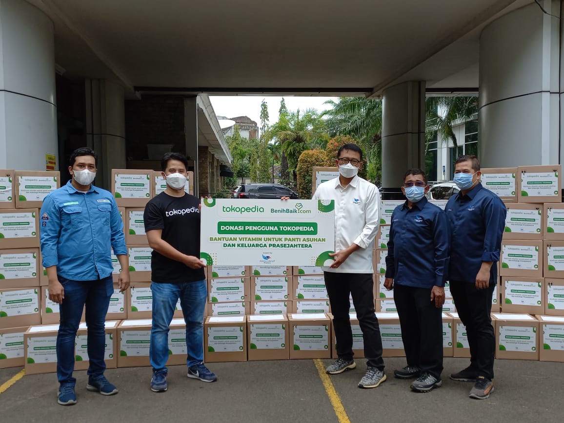 Kepala Divisi Public Affairs Tokopedia Aditya Grasio Nelwan (kedua kiri) menyerahkan bantuan kepada Ketua Yayasan Media Group, Ali Sadikin.