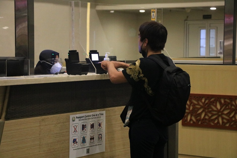 Wisatawan mancanegara tiba di konter imigrasi online bandara I Gusti Ngurah Rai, Bali