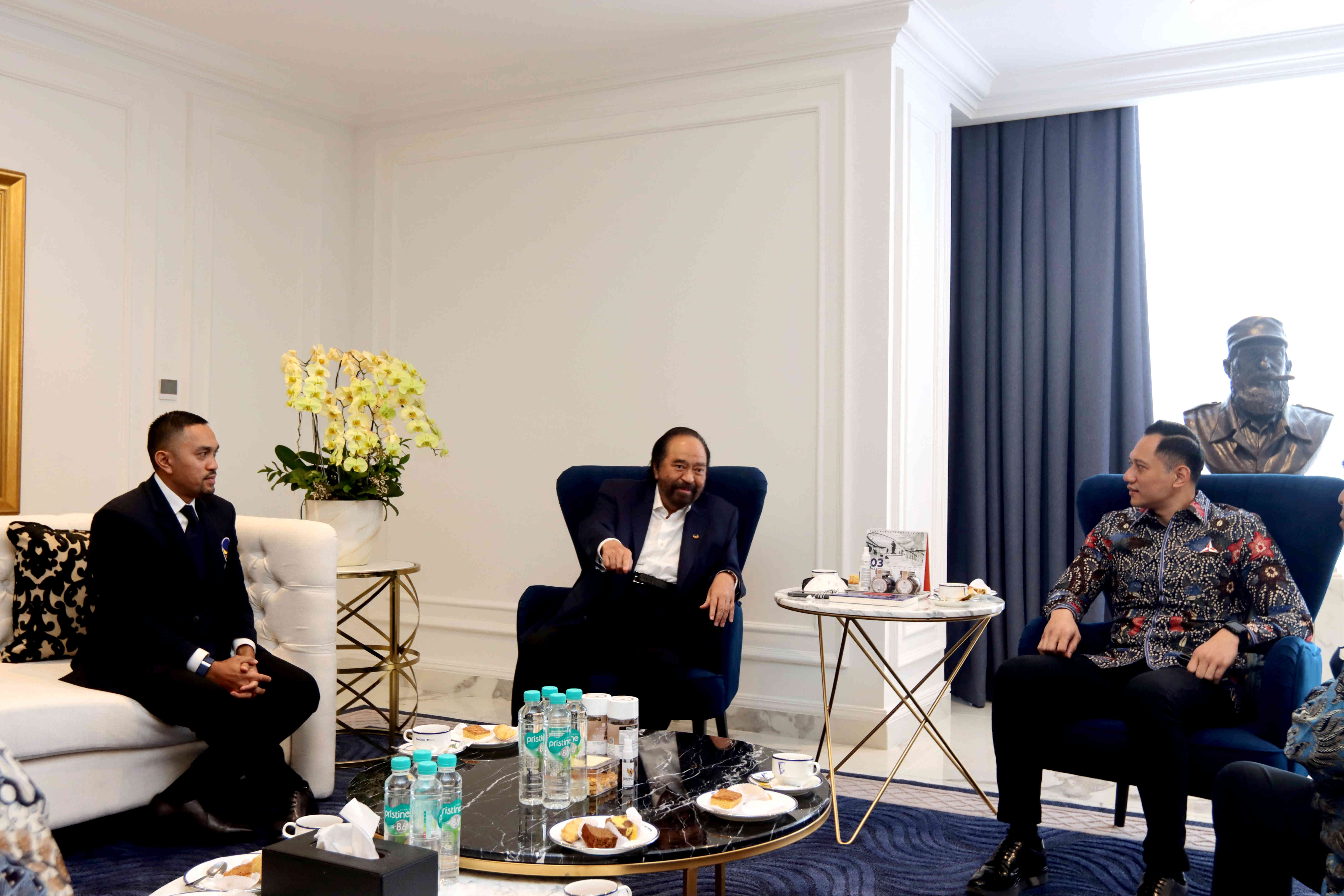  Ketua Umum Partai NasDem Surya Paloh (tengah) menyambut Ketum Partai Demokrat Agus Harimurti Yudhoyono (AHY) di NasDem Tower, Selasa (29/3)