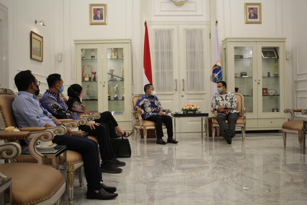 Ketua DPD Partai Demokrat DKI Jakarta, Mujiyono, bersama sejumlah fungsionaris partai menemui Gubernur DKI Jakarta, Anies Baswedan, di Balai