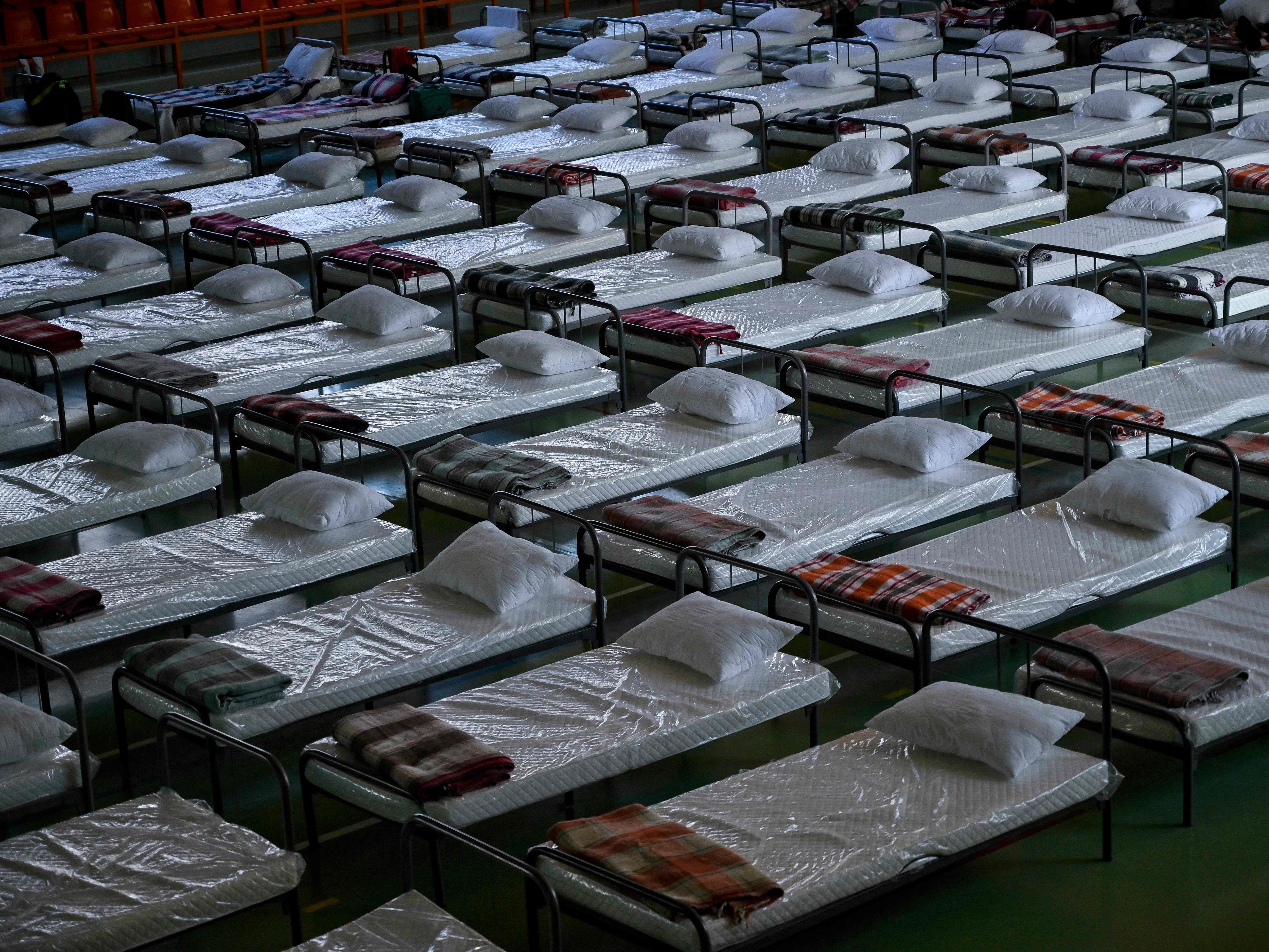 Tempat tidur di gym sekolah yang telah menjadi tempat penampungan bagi pengungsi Ukraina di kota Suceava, Rumania.