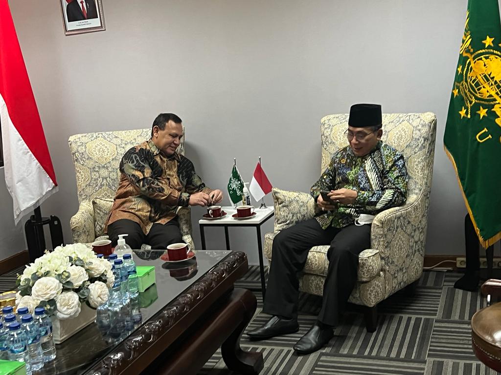Ketua KPK Firli Bahuri (kiri) berbincang dengan Ketua Umum PBNU KH. Yahya Cholil Staquf