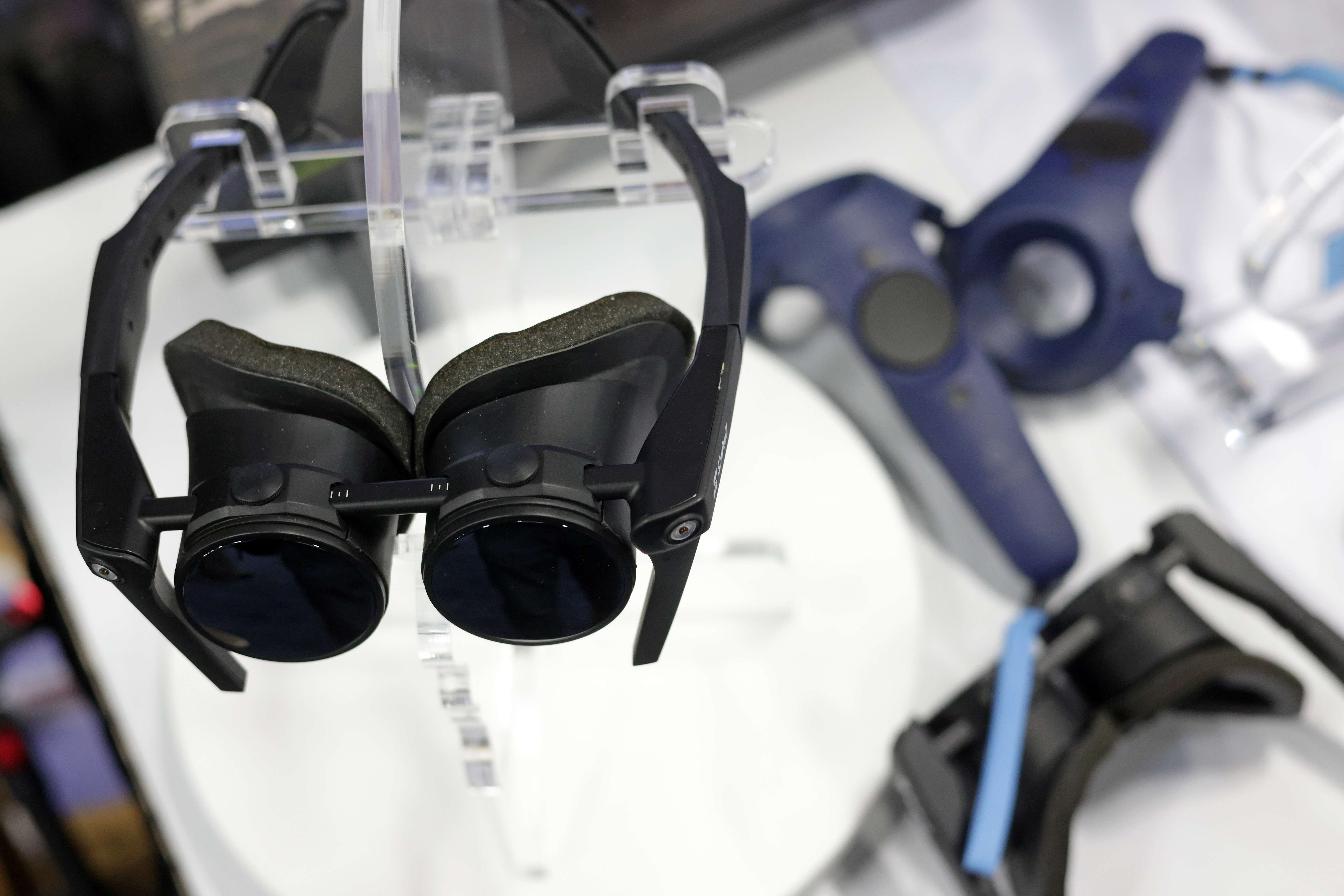  MeganeX VR headset produksi Shiftall Inc yang dipamerkan di Las Vegas, Senin (3/1/2022)