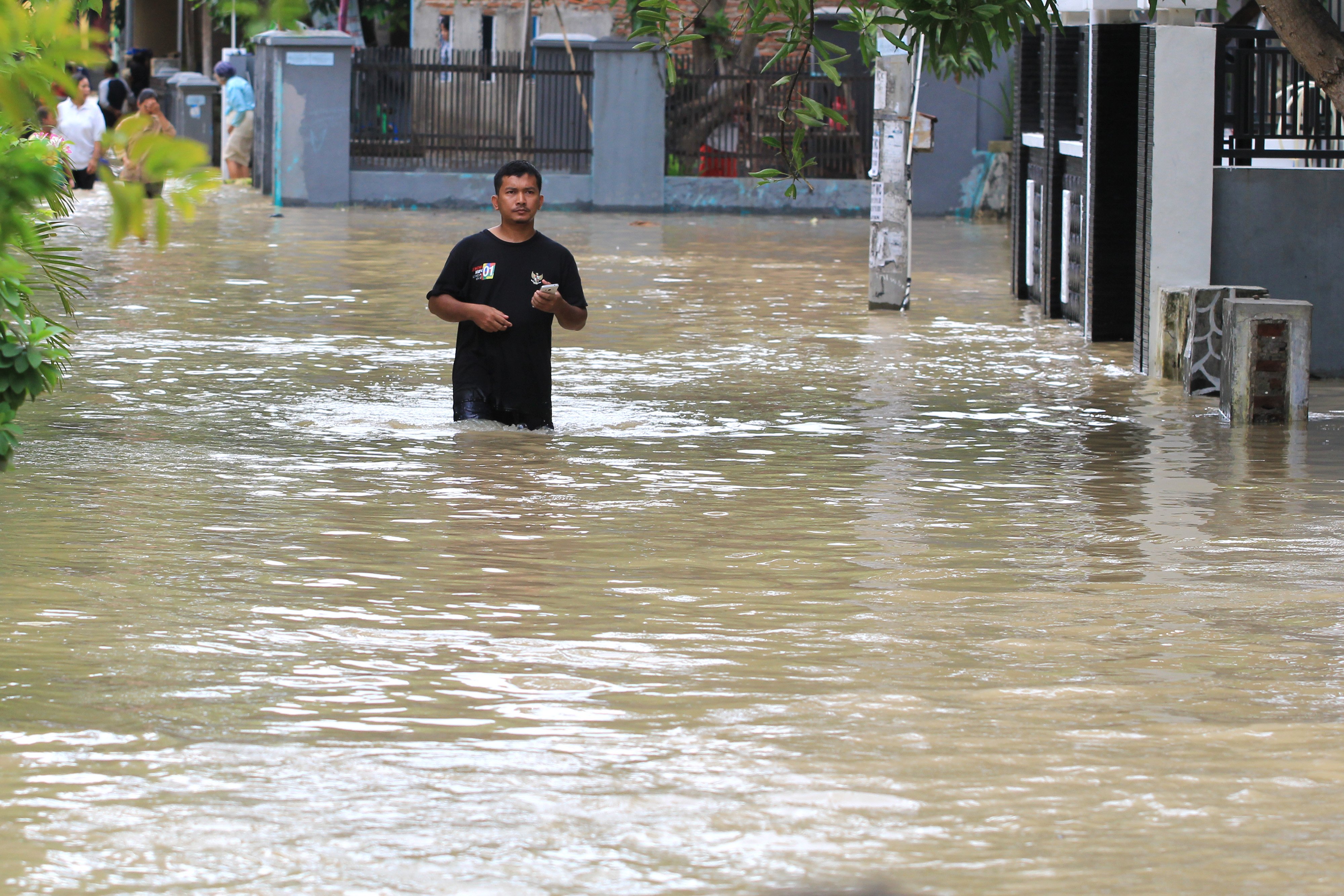 Warga melintasi banjir yang merendam di desa Wanakaya, Kecamatan Gunungjati, Cirebon, Jawa Barat, Sabtu (8/2/2020)