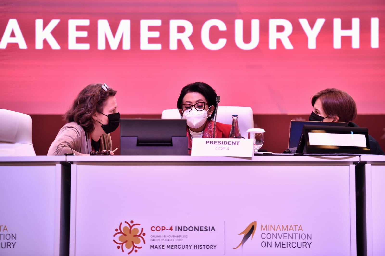 COP-4.2: Presiden COP-4 Rosa Vivien Ratnawati (tengah) menyampaikan pandangannya di Fourth Meeting of the Conference of the Parties di Bali.