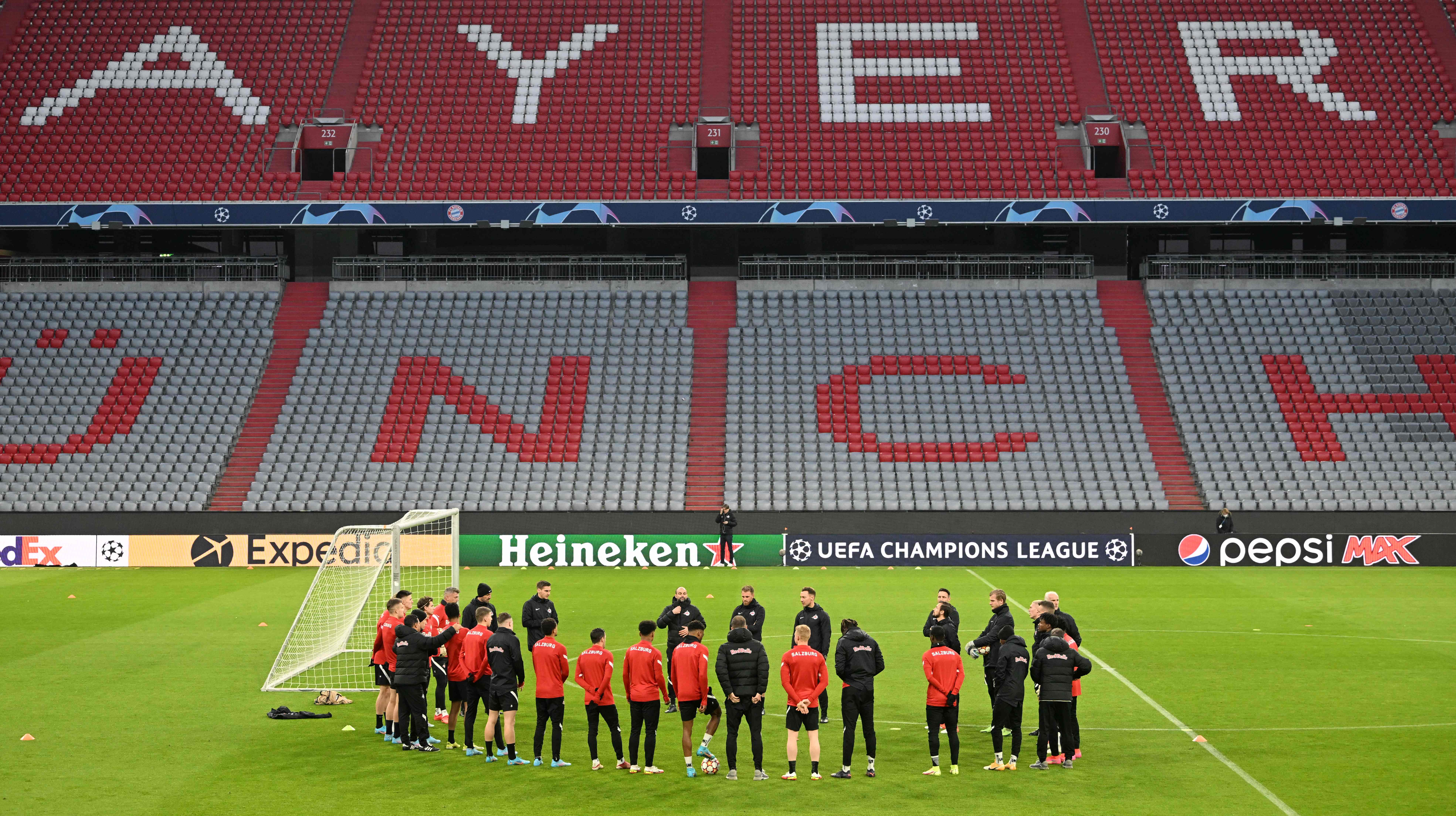 Para pemain RB Salzburg berlatih menjelang laga Liga Champions melawan Bayern Muenchen.