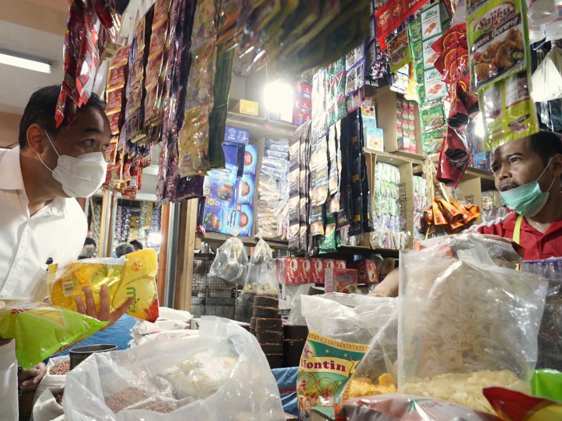 Mendag Muhammad Lutfi meninjau Pasar Raya dan Pasar Lubuk Buaya, Kota Padang, Jumat (25/2). 