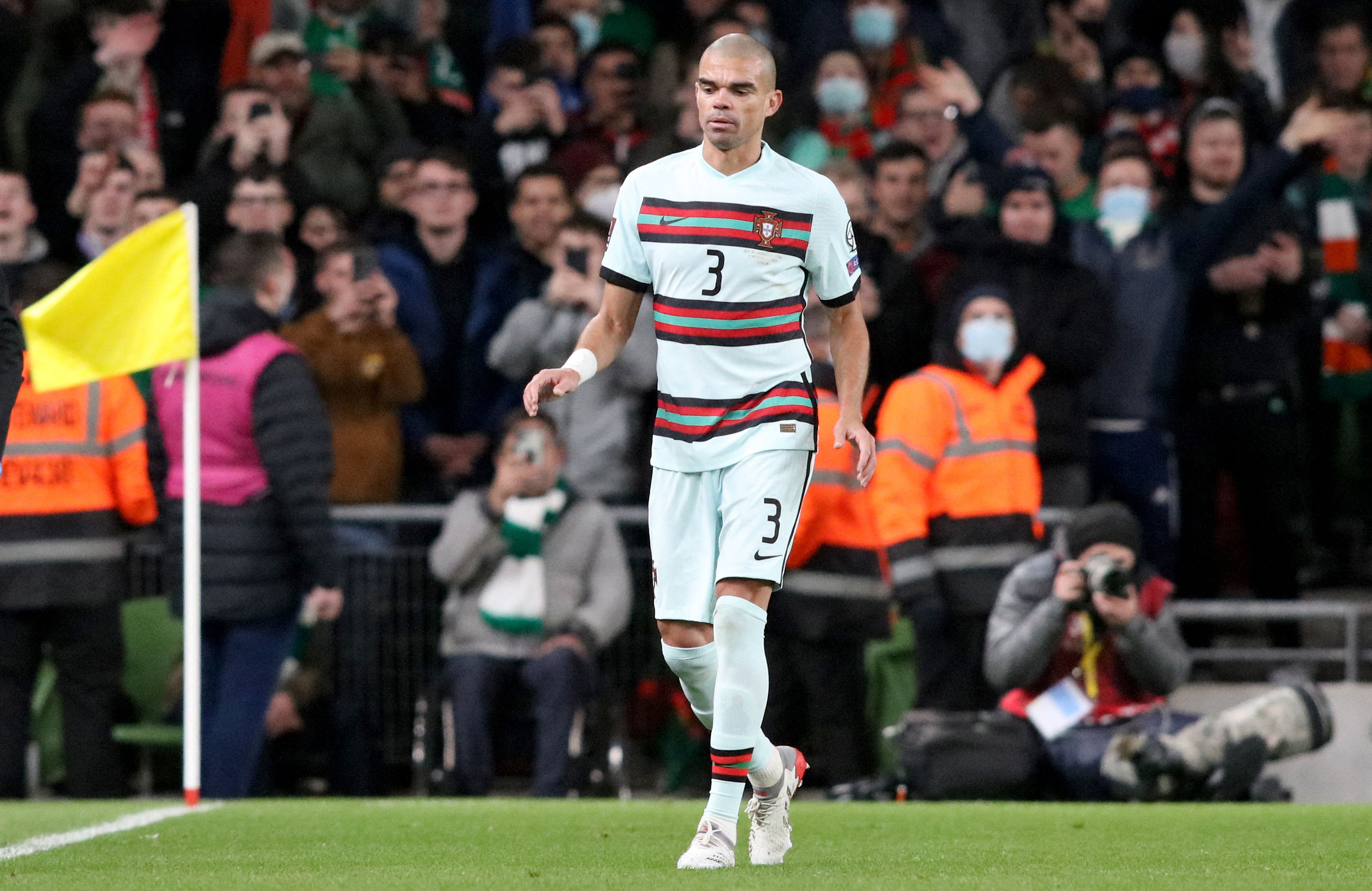 Bek Portugal Pepe saat laga kualifikasi Piala Dunia 2022 Grup A antara Portugal melawan Irlandia. 