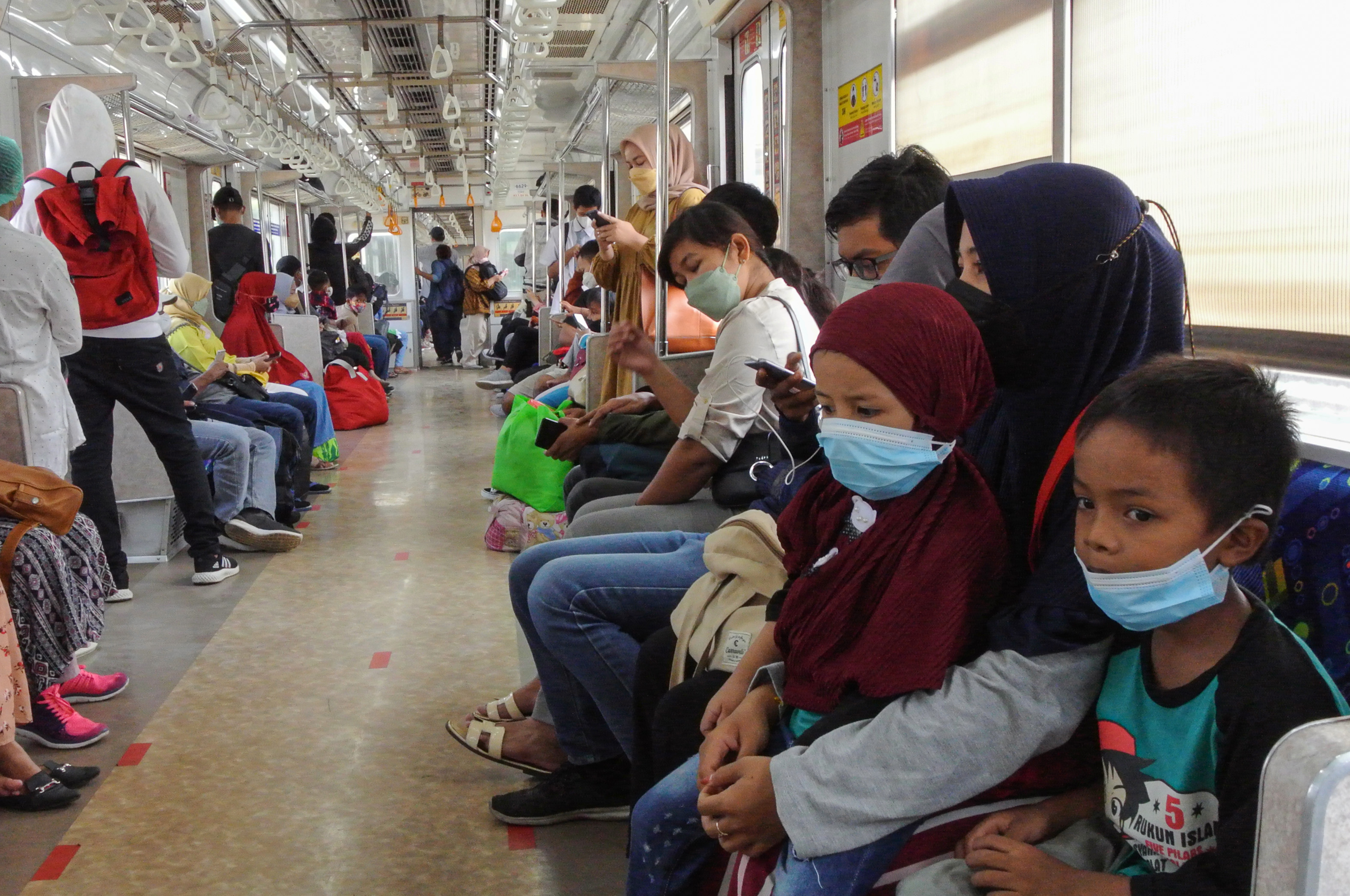 Penumpang KRL dudul di rangkaiam kereta Cikarang-Jakarta