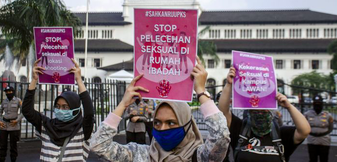 AKSI DUKUNG RUU TPKS: Massa Aliansi Gerakan Perempuan Anti Kekerasan melakukan Aksi Selasa di depan Gedung Sate, Bandung, Jawa Barat.