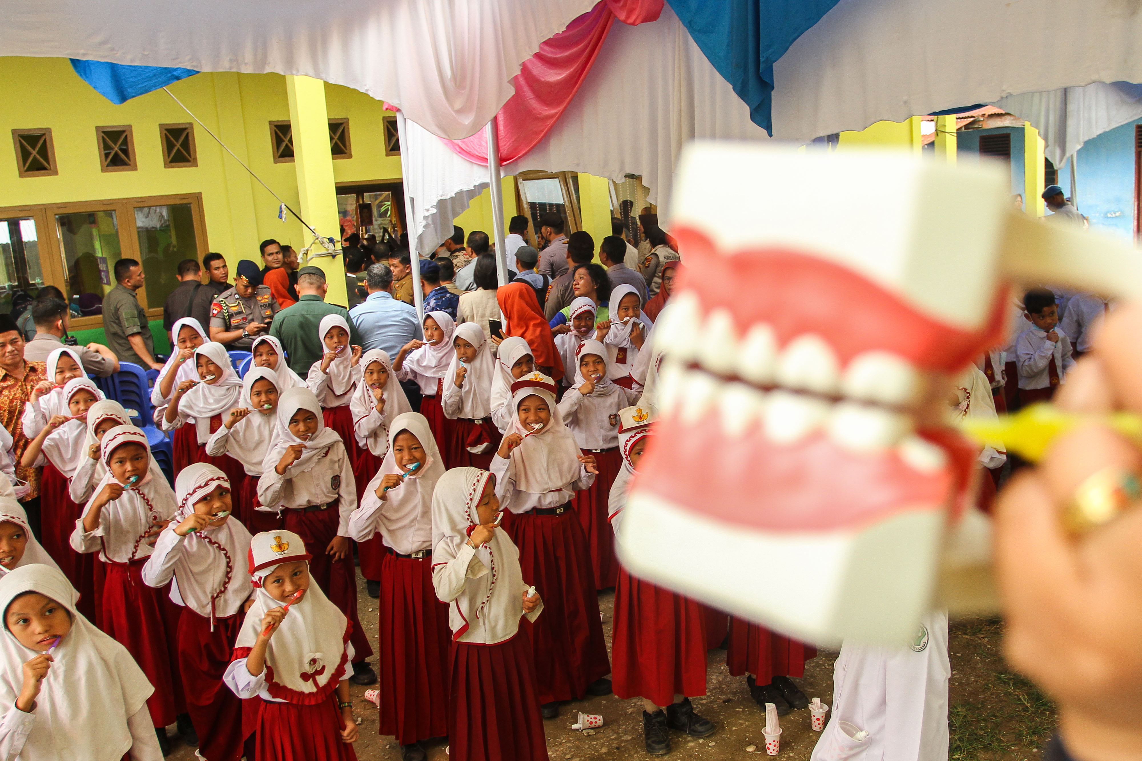 Siswa Siswi SDN 004 Teratak Buluh, Kabupaten Kampar, Riau mengikuti cara menyikat gigi yang benar.