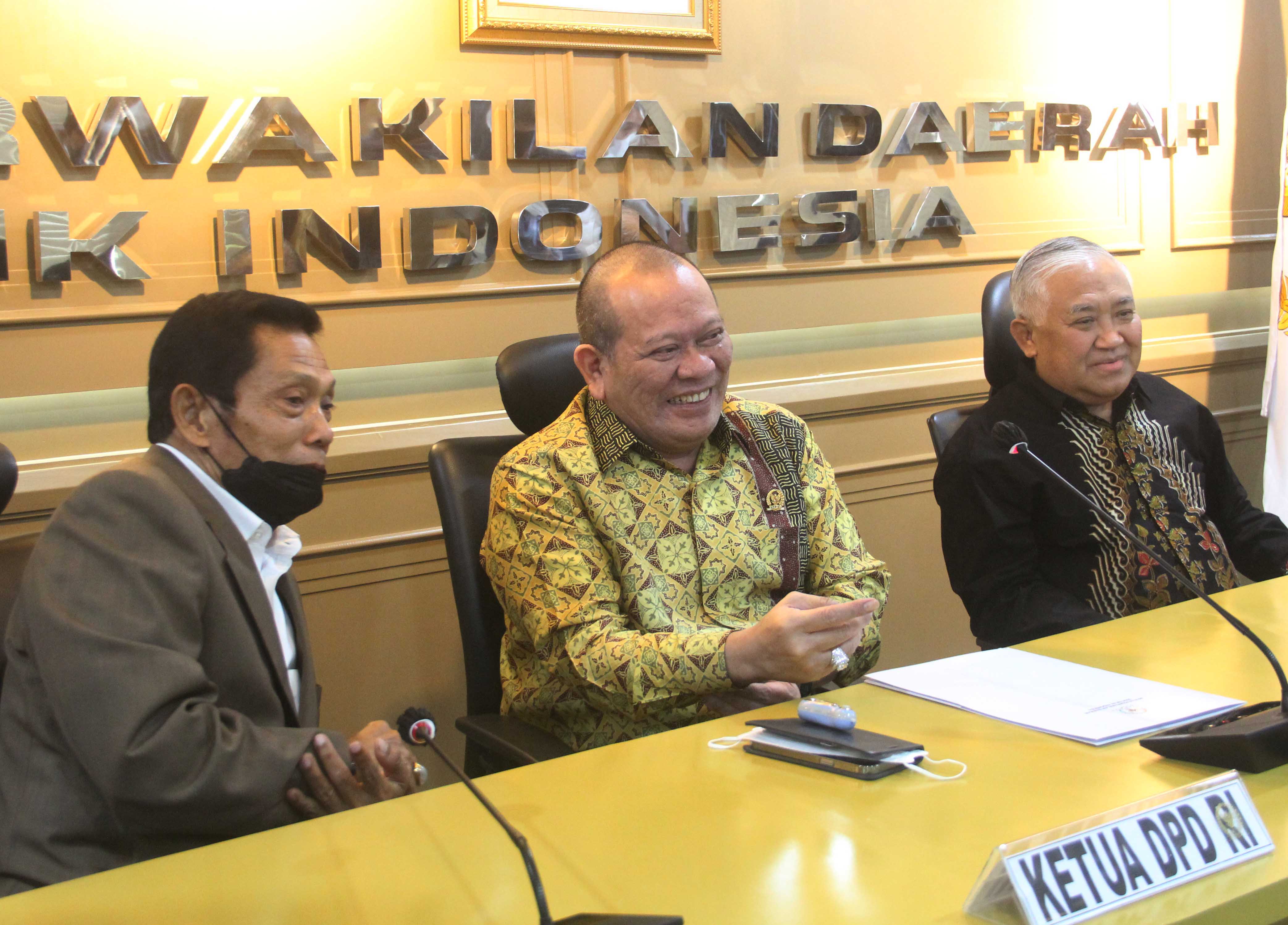 Ketua Dewan Perwakilan Daerah (DPD) AA Lanyalla Mahmud Mattaliti (tengah)