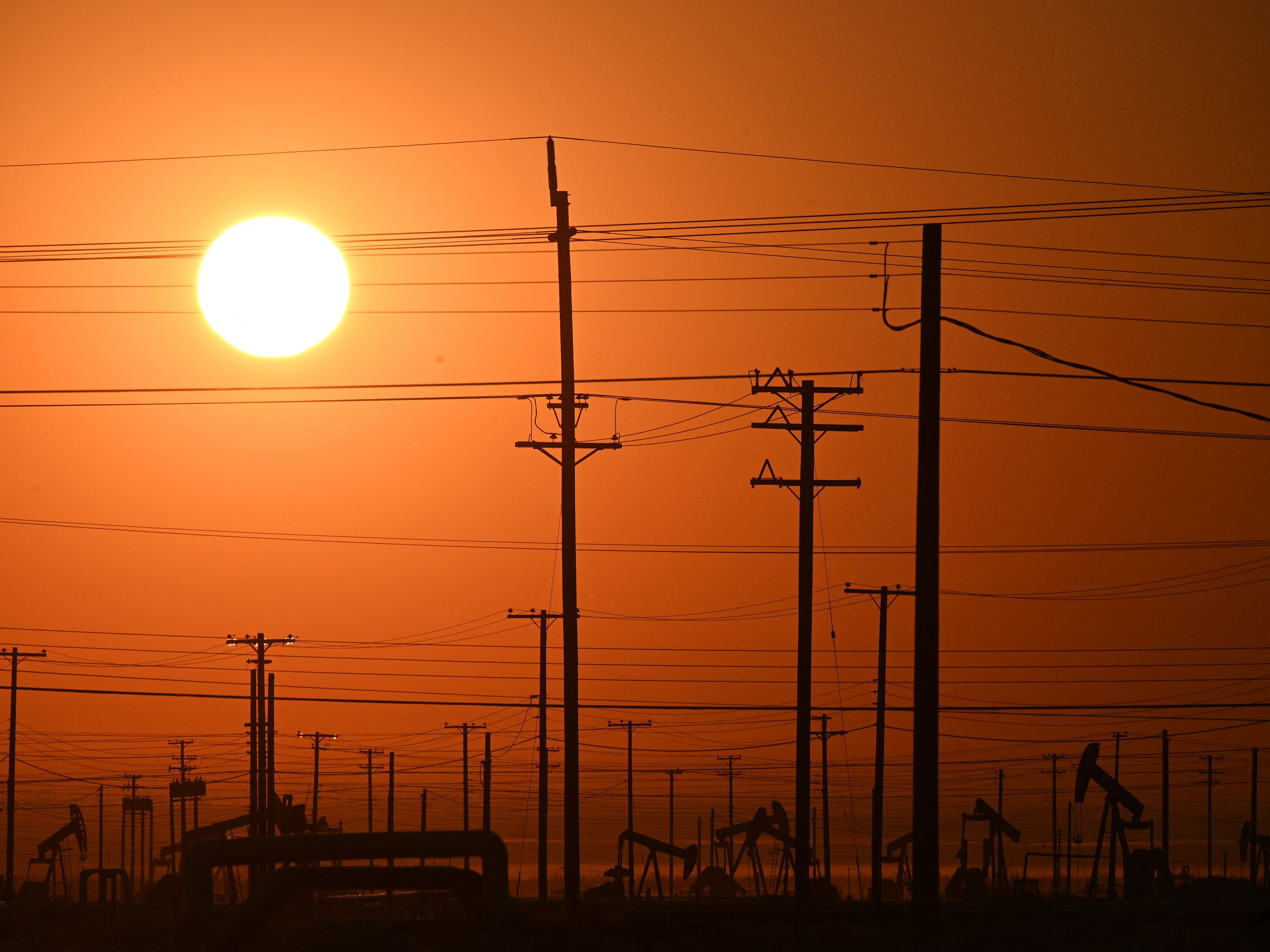 South Belridge Oil Field di Kern County, California, sekitar 227 km barat laut Los Angeles, California.